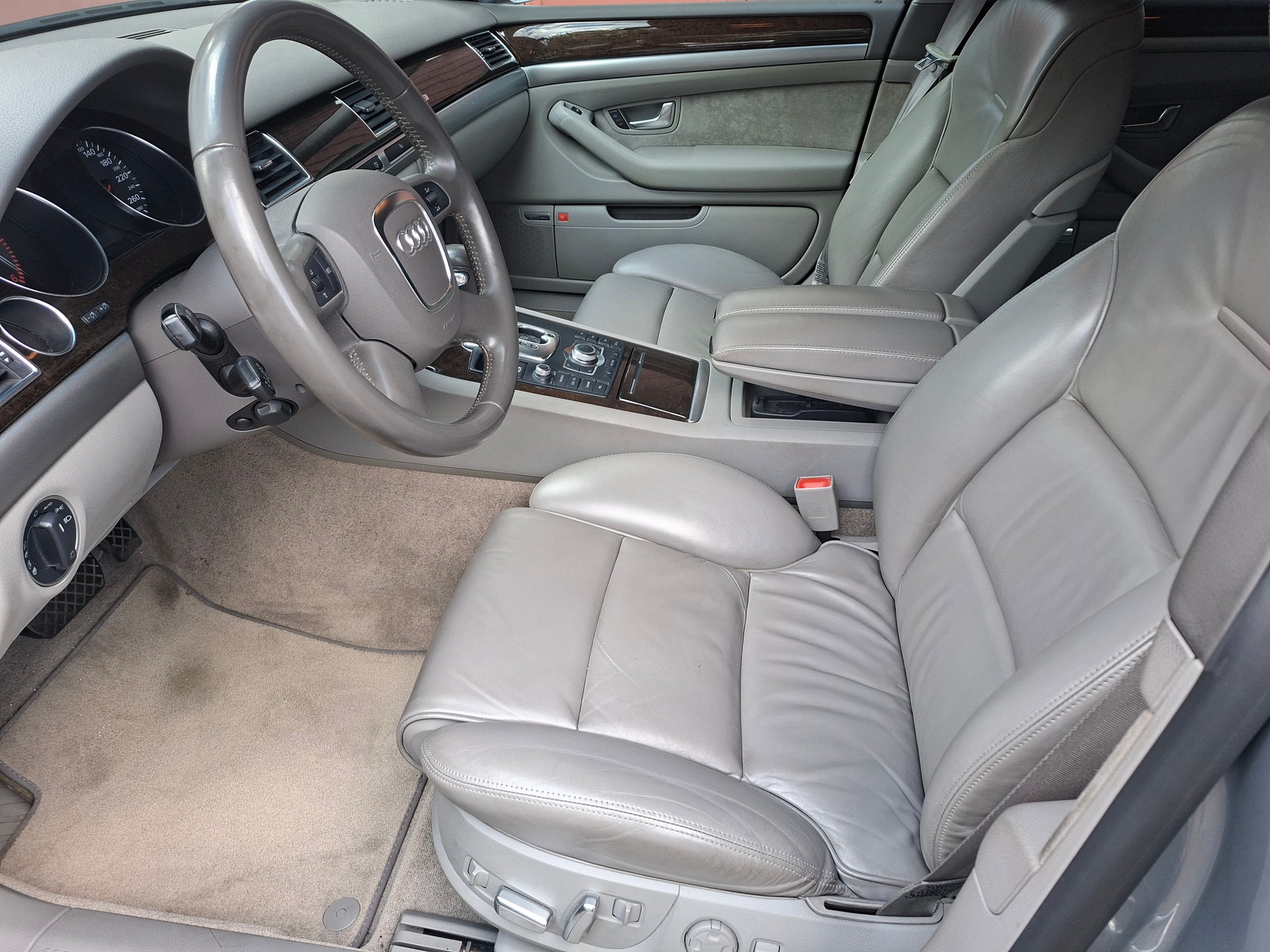 AUDI A8 4.2 TDI quattro tiptronic-image-6