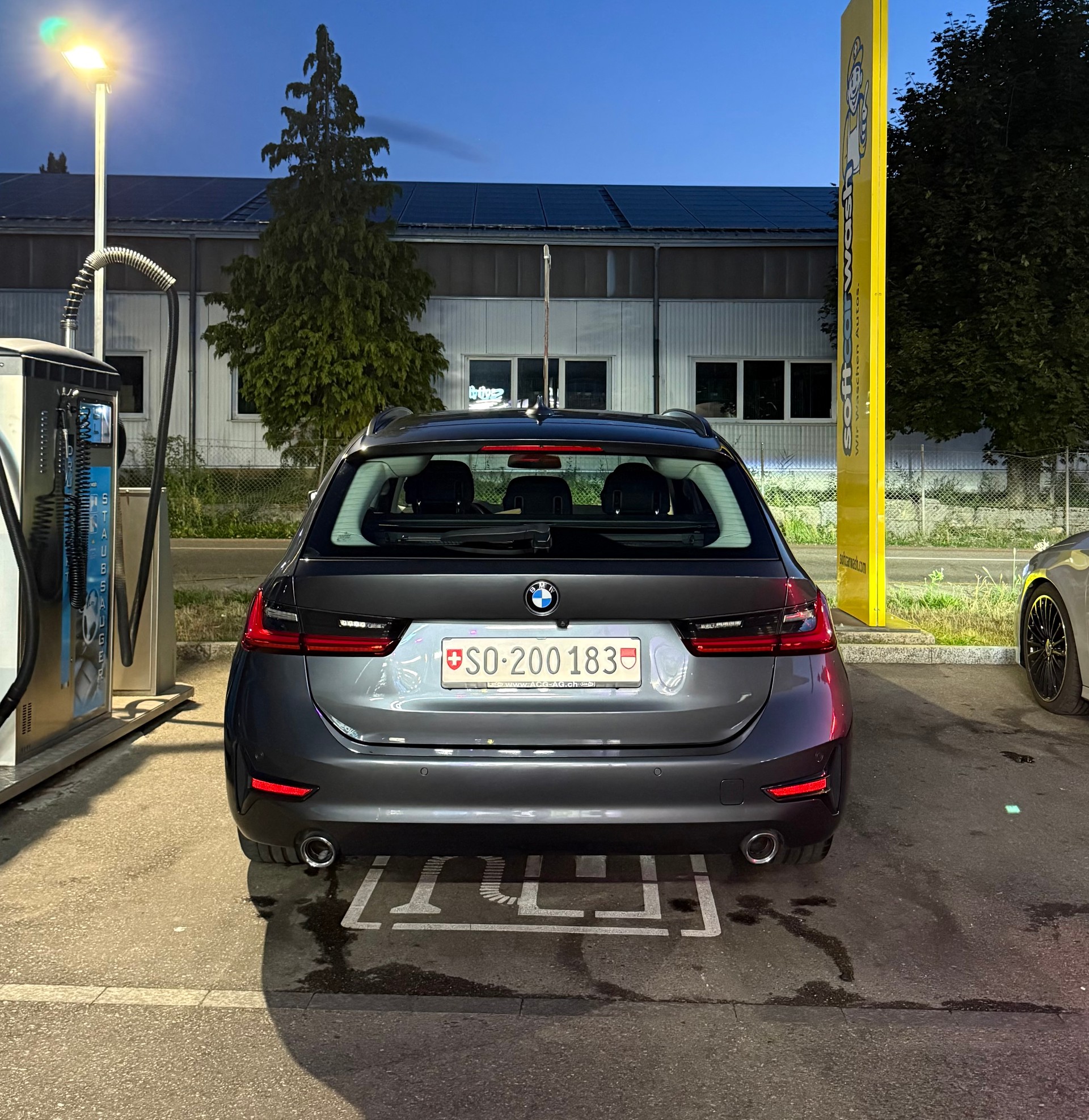 BMW 320d xDrive-image-1