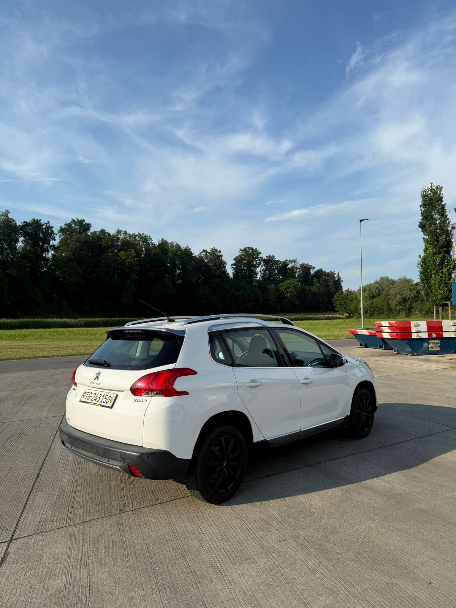 PEUGEOT 1.6 BlueHDi 120 Allure-image-1