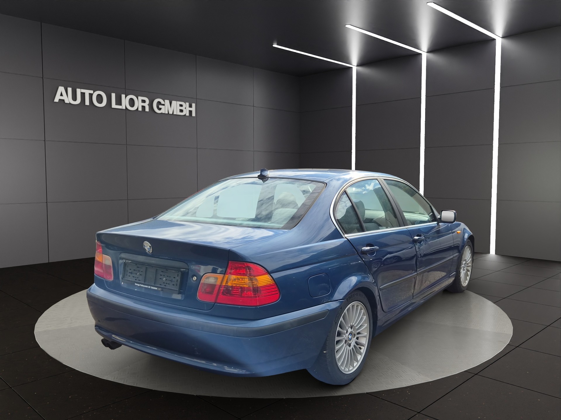 BMW 330i-image-5