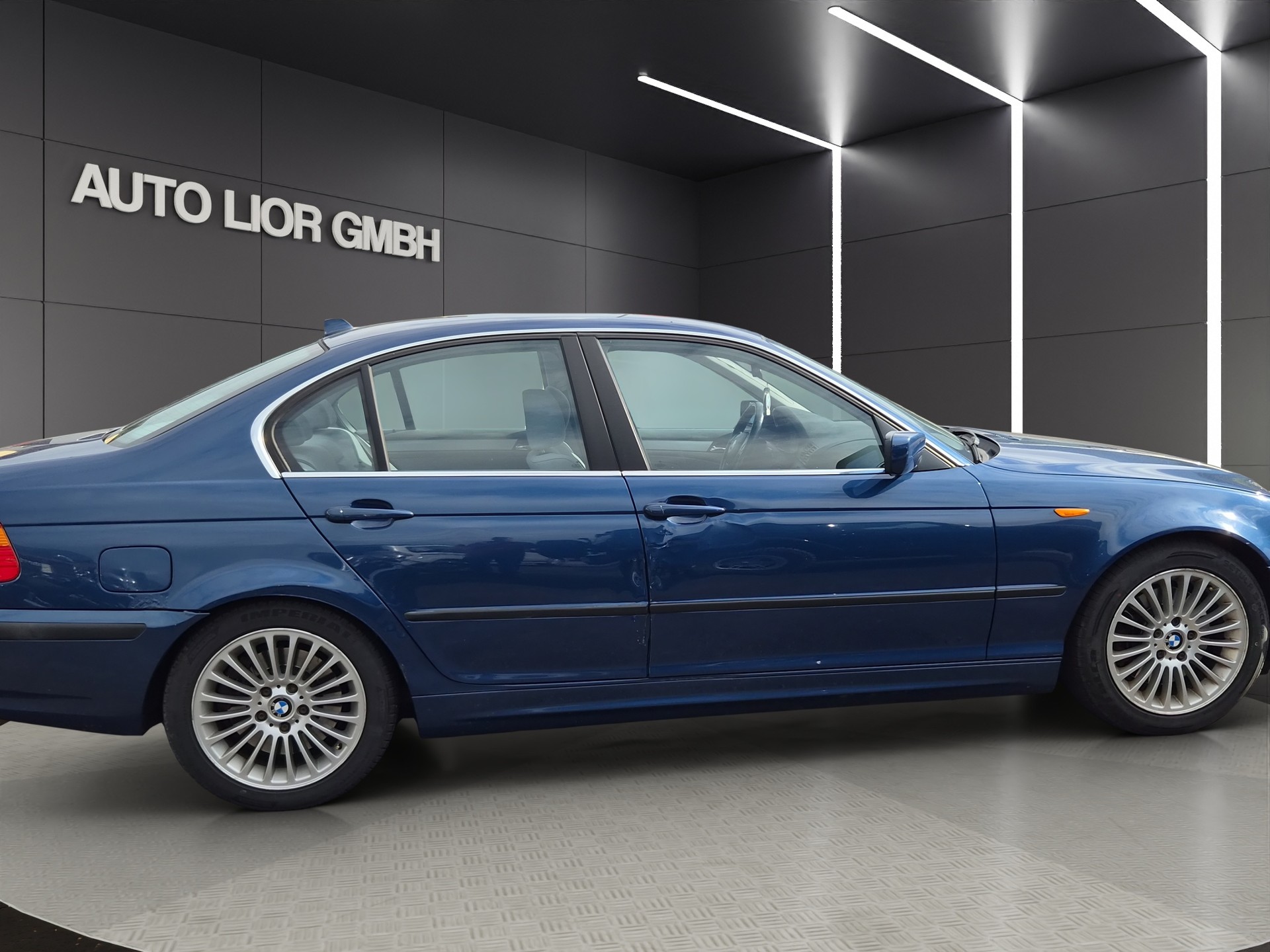 BMW 330i-image-6