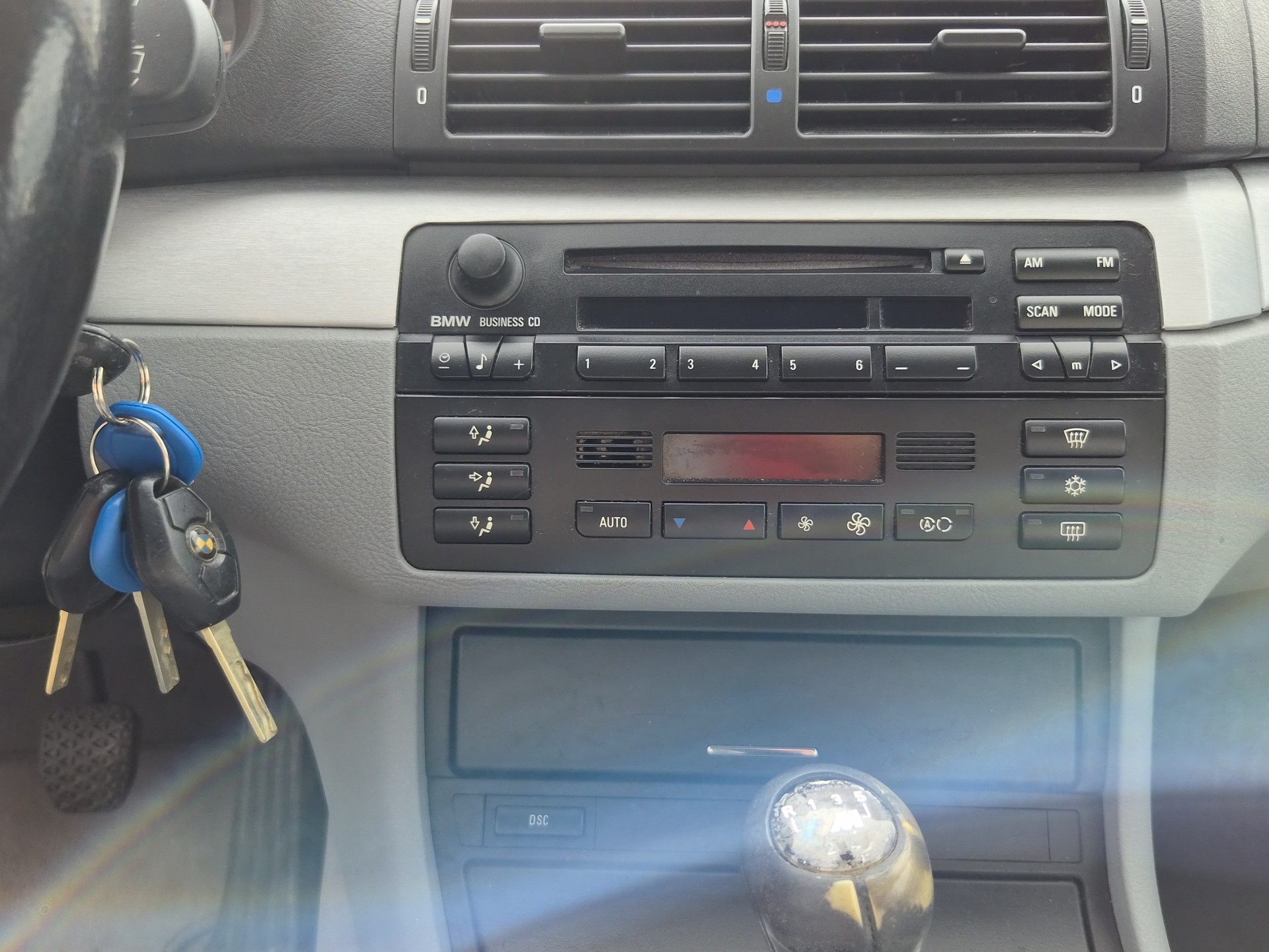 BMW 330i-image-13