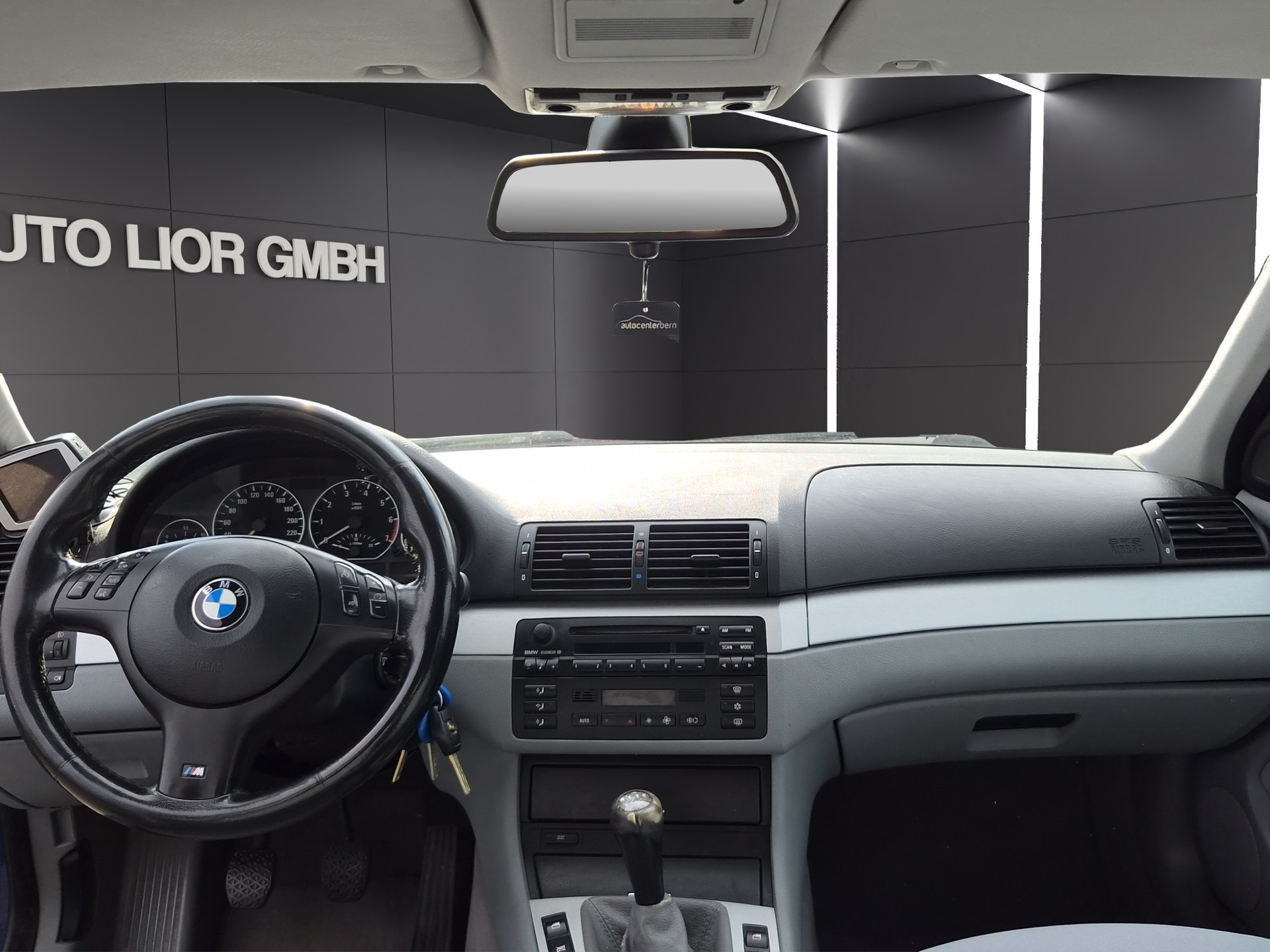BMW 330i-image-11