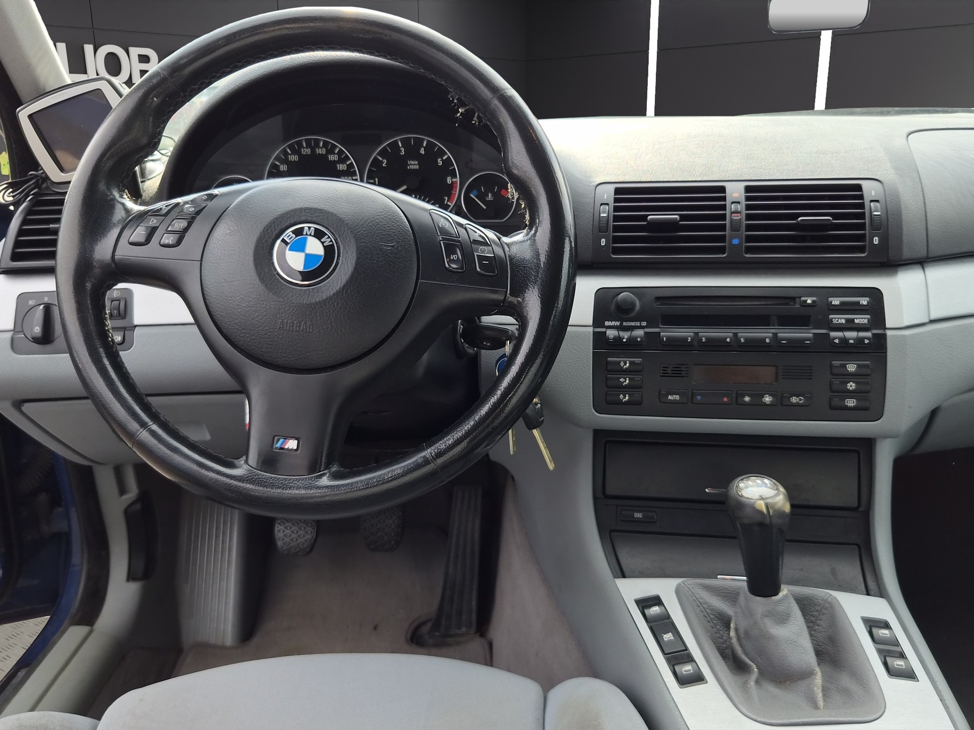BMW 330i-image-12