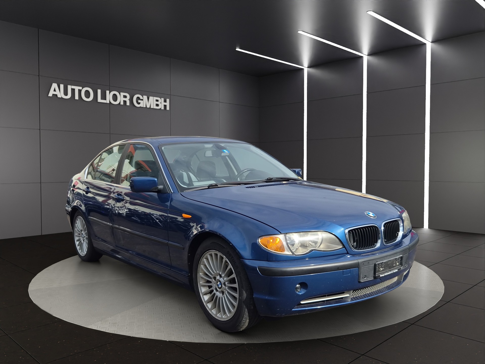 BMW 330i-image-7