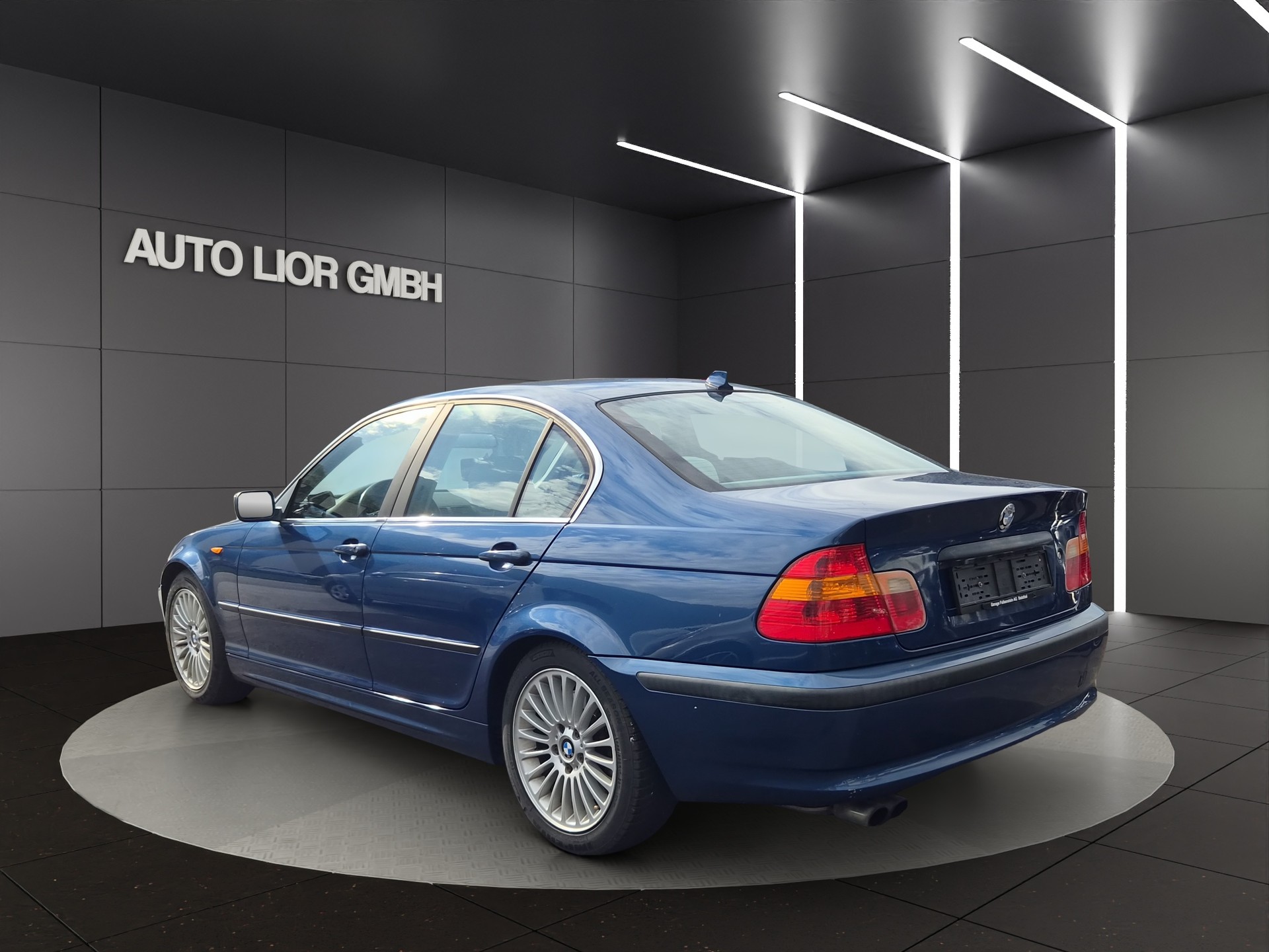 BMW 330i-image-3