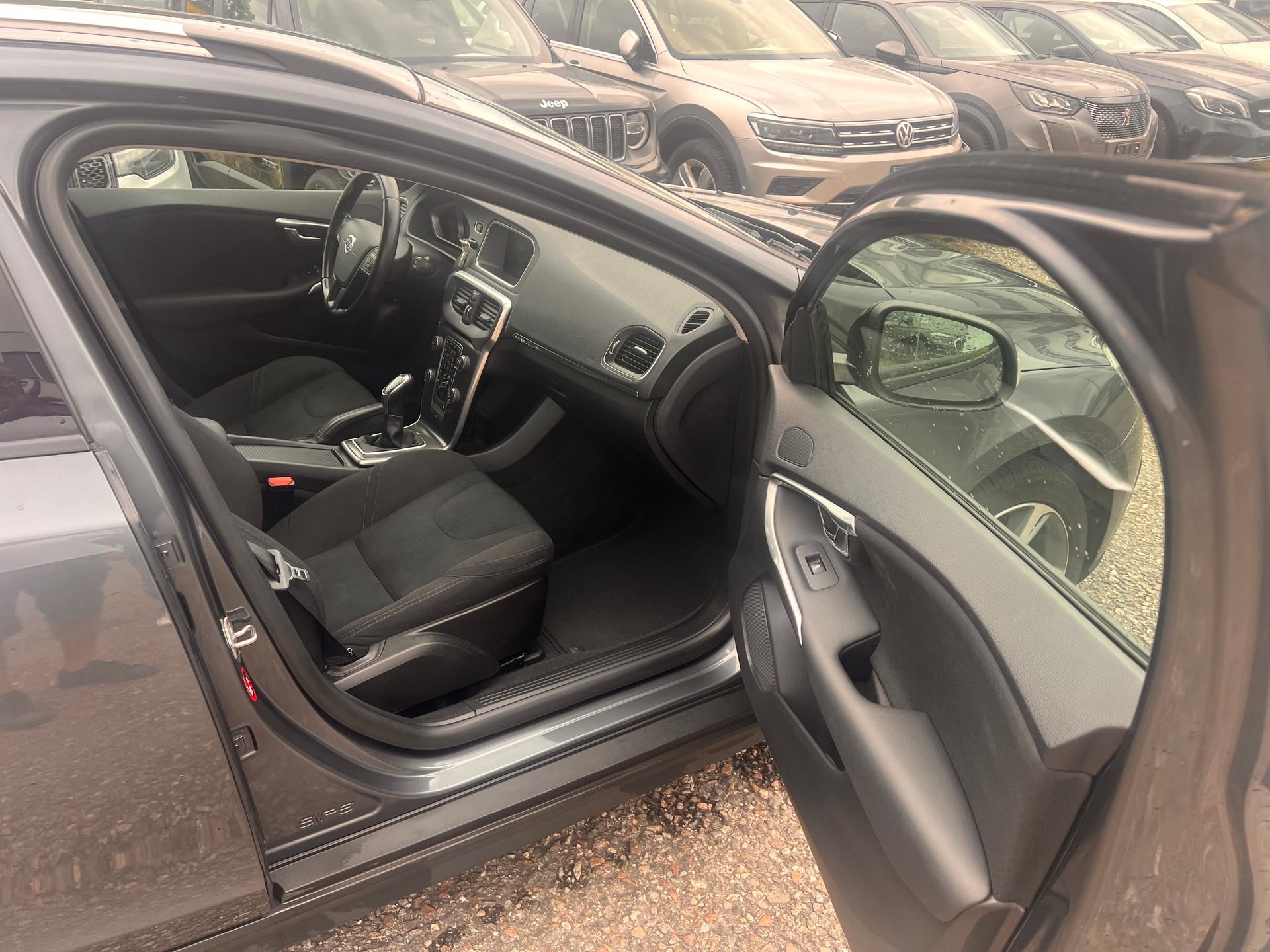 VOLVO V40 Cross Country D2 Kinetic-image-10