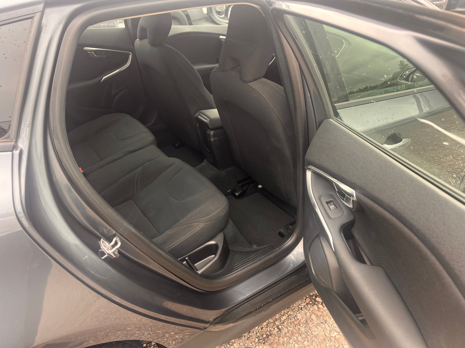 VOLVO V40 Cross Country D2 Kinetic-image-11
