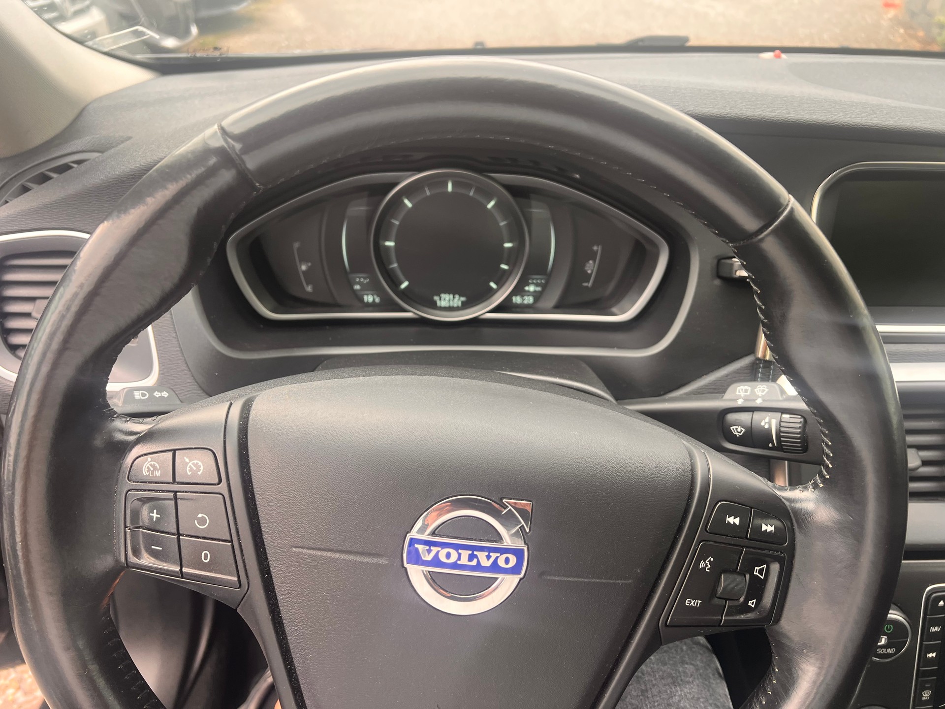 VOLVO V40 Cross Country D2 Kinetic-image-13