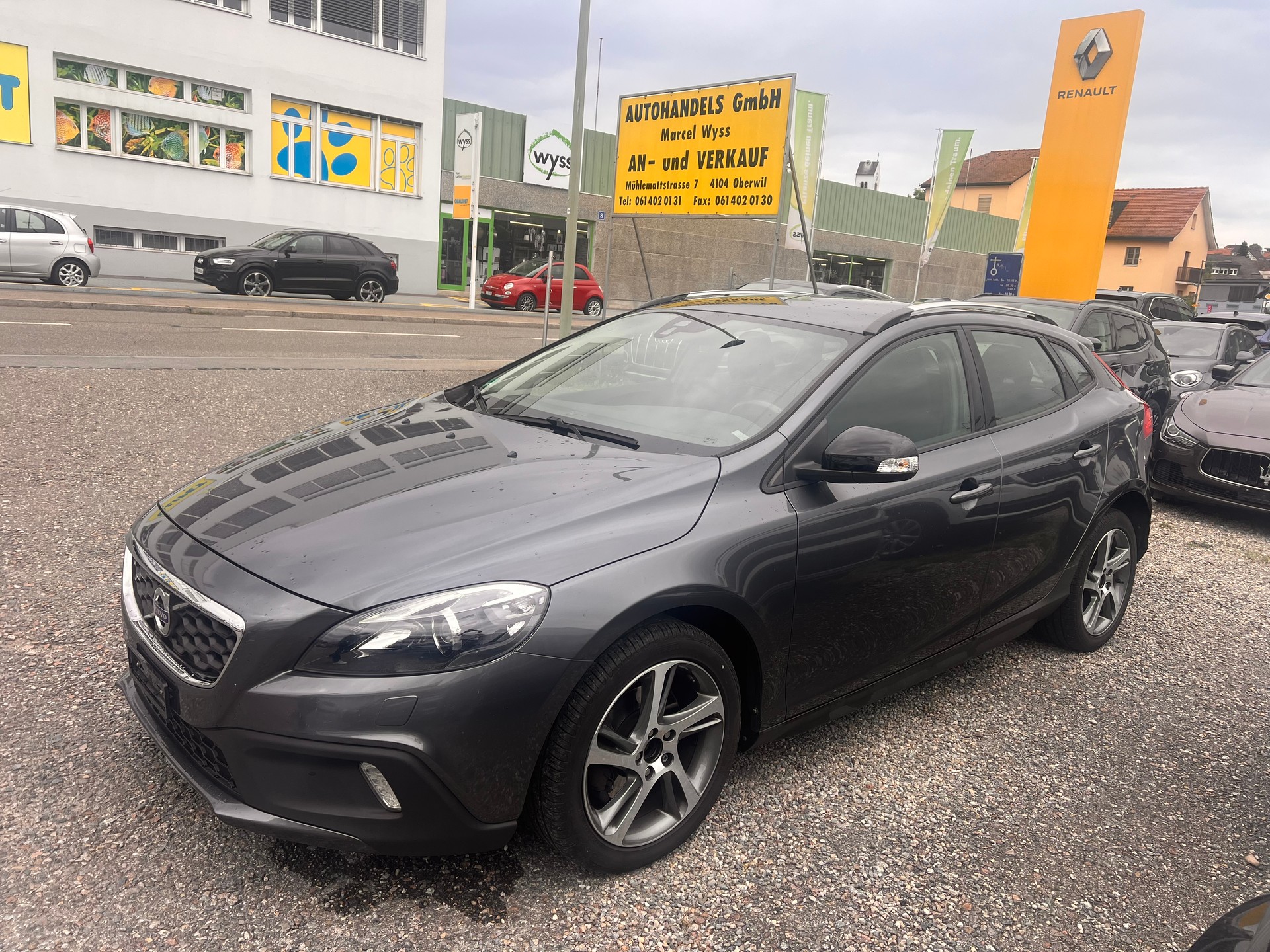VOLVO V40 Cross Country D2 Kinetic-image-2