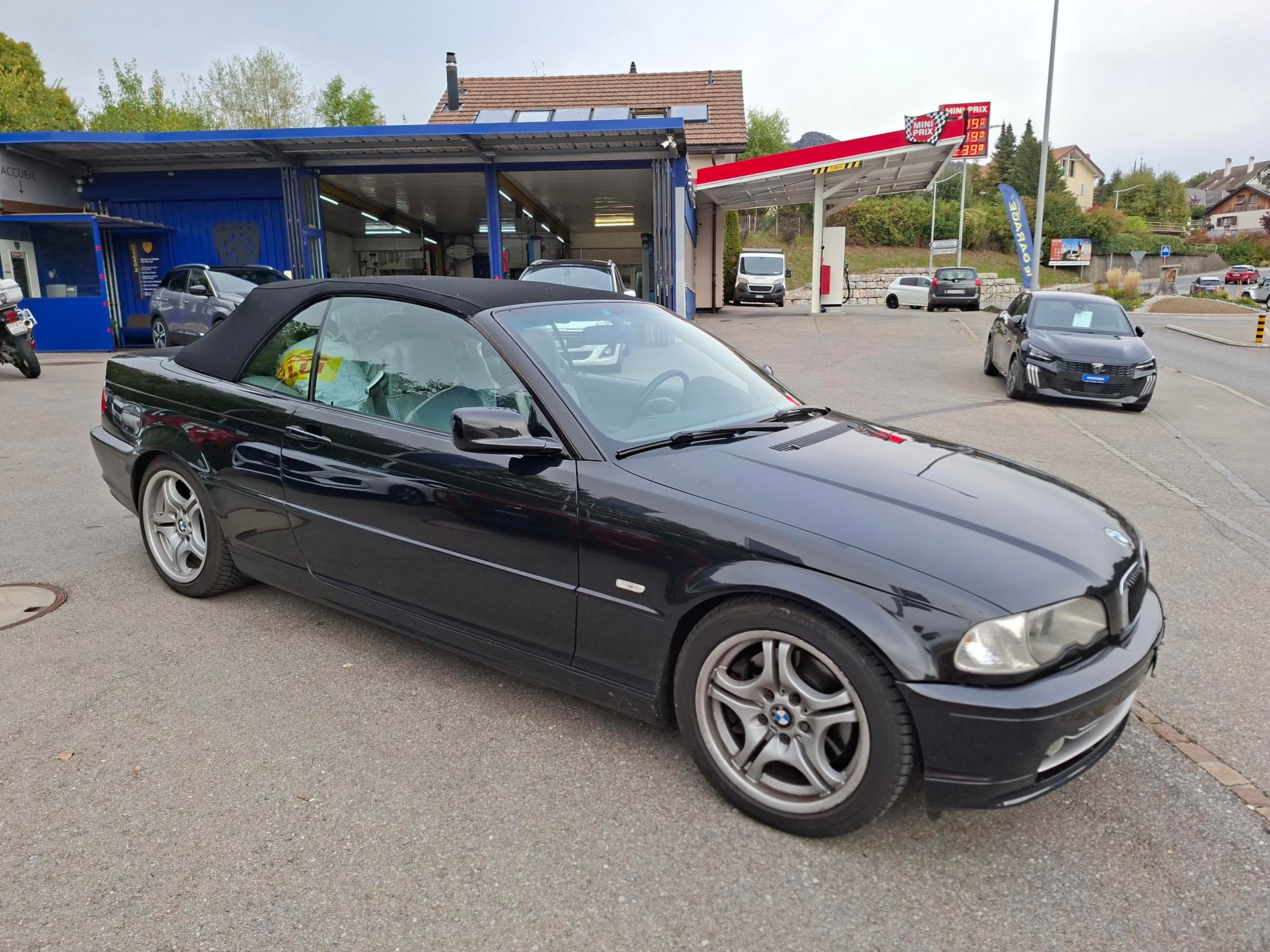 BMW 330Ci Cabriolet-image-3