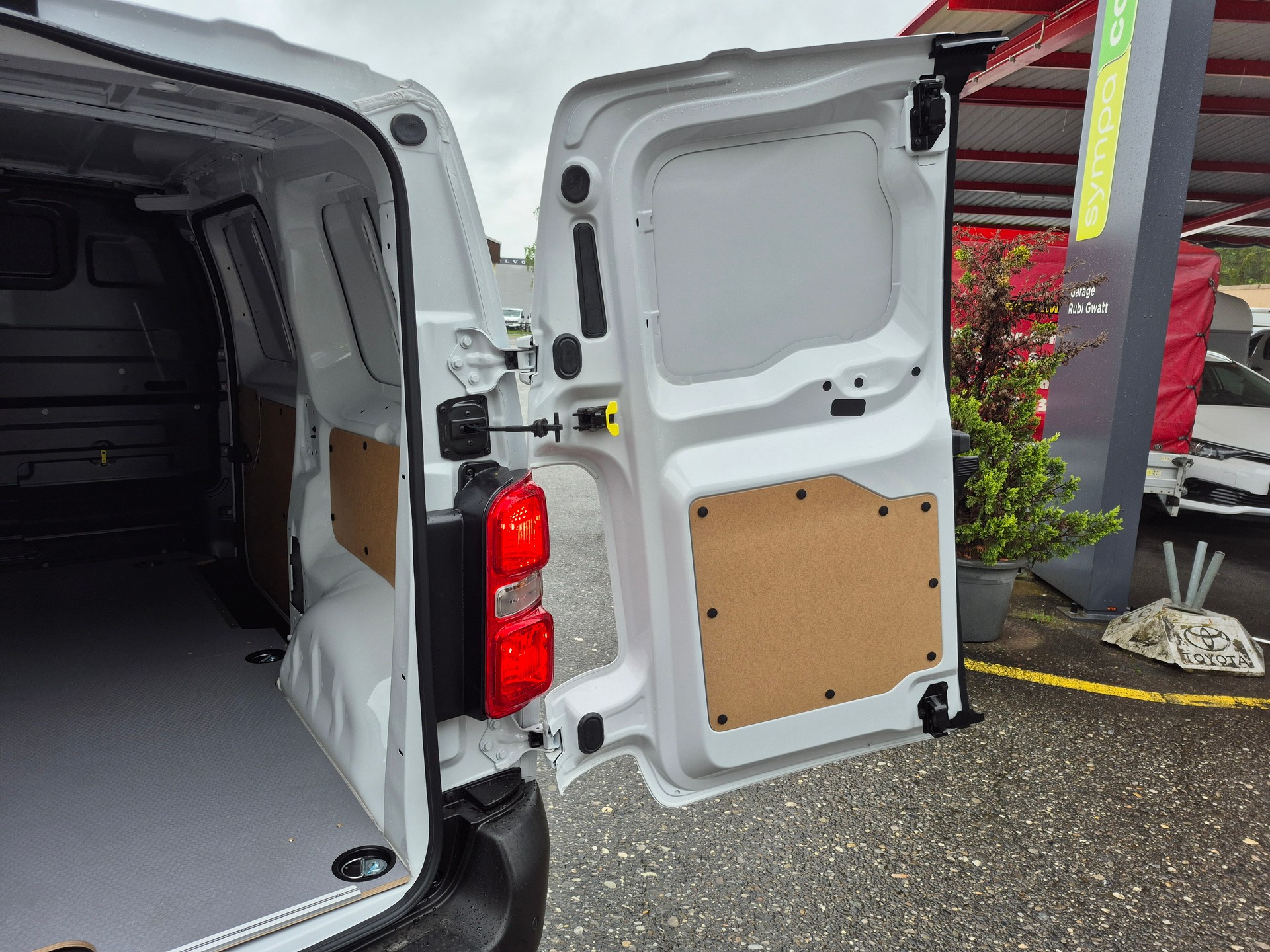TOYOTA Proace EV 75kWh Medium Advanced Meister-image-12