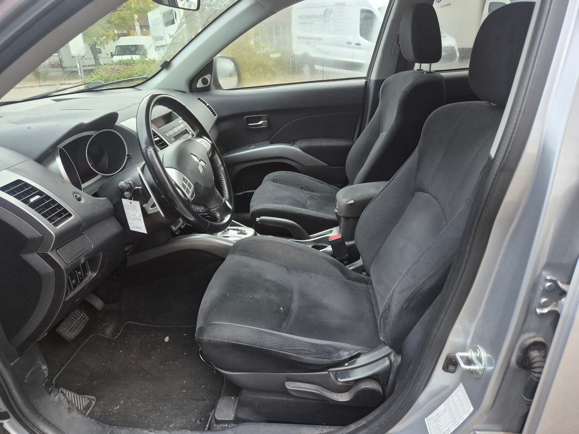 MITSUBISHI Outlander 2.4 Instyle 4WD CVT-image-10