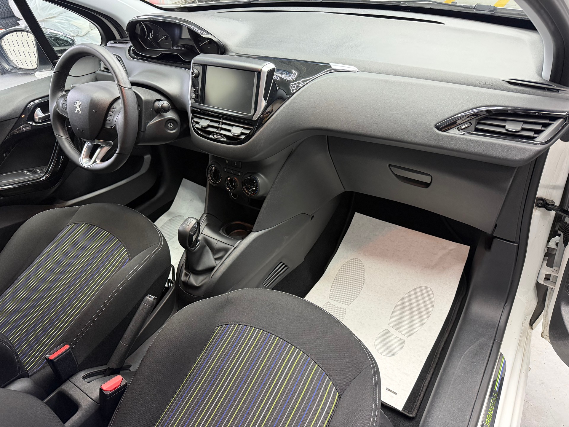 PEUGEOT 208 1.2 PureTech Style-image-4