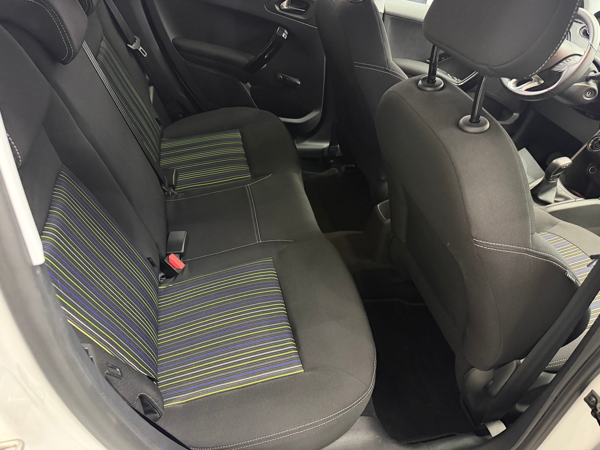 PEUGEOT 208 1.2 PureTech Style-image-6