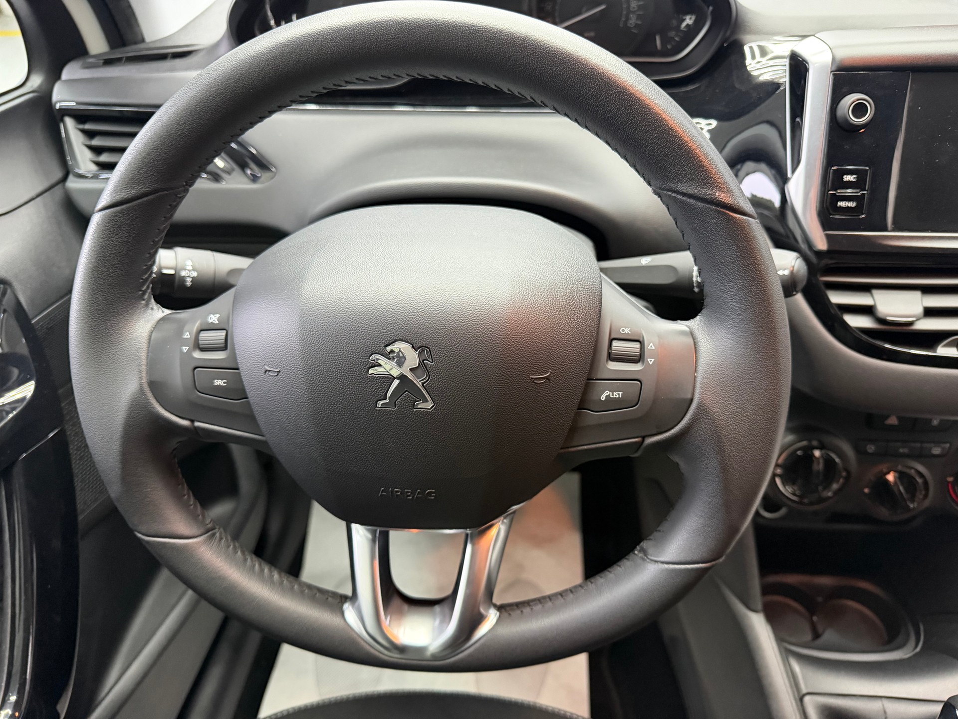 PEUGEOT 208 1.2 PureTech Style-image-5