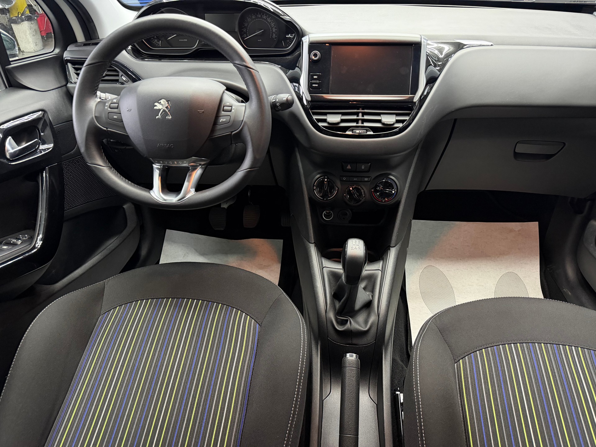 PEUGEOT 208 1.2 PureTech Style-image-3