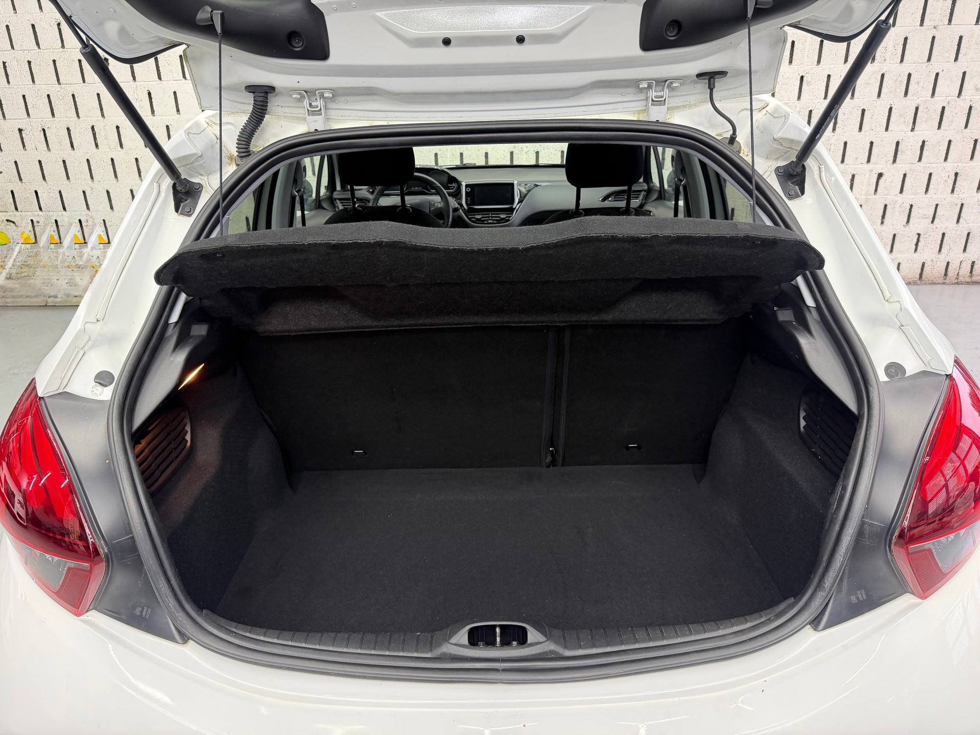PEUGEOT 208 1.2 PureTech Style-image-12