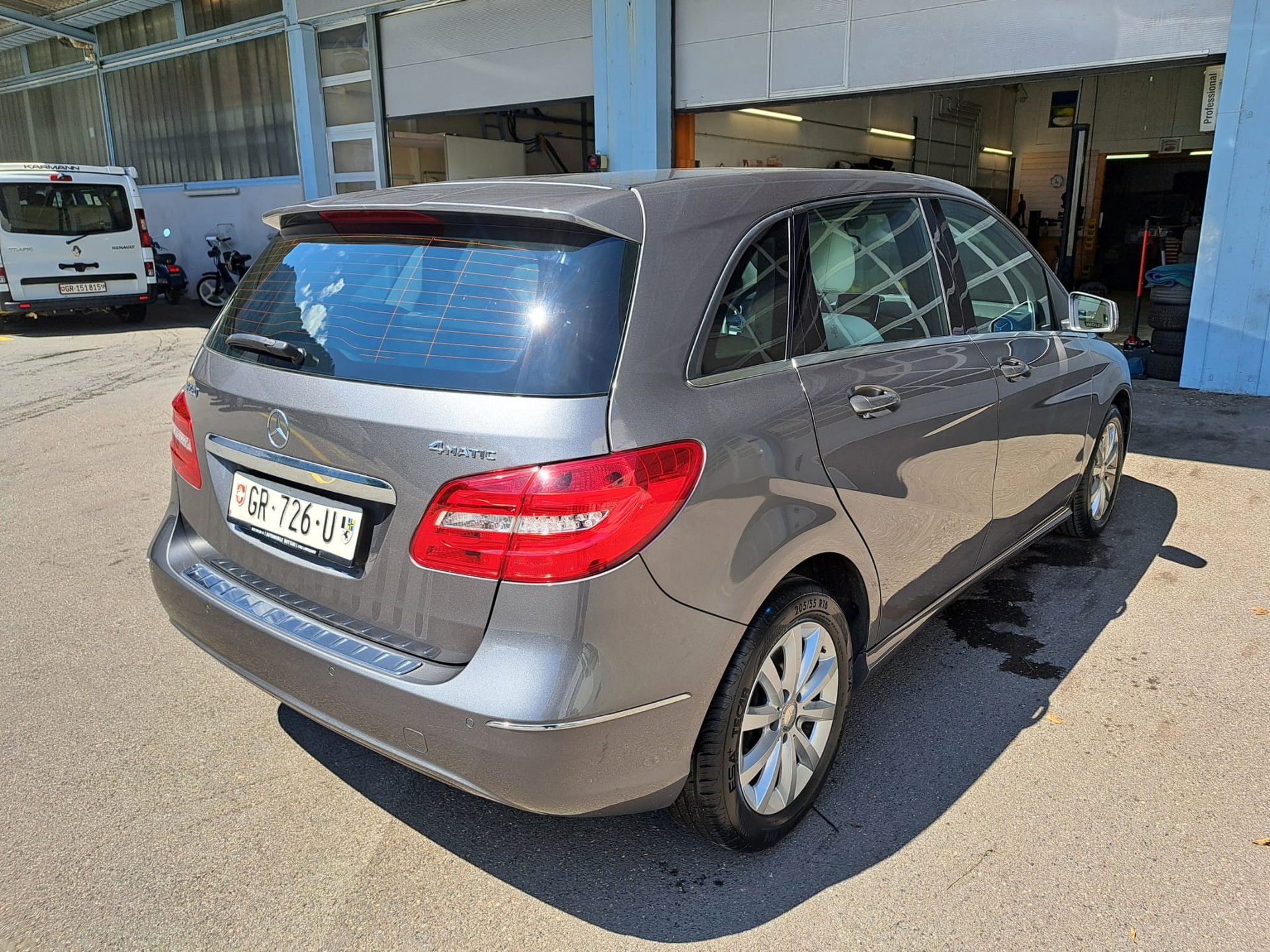 MERCEDES-BENZ B 220 4Matic 7G-DCT-image-4