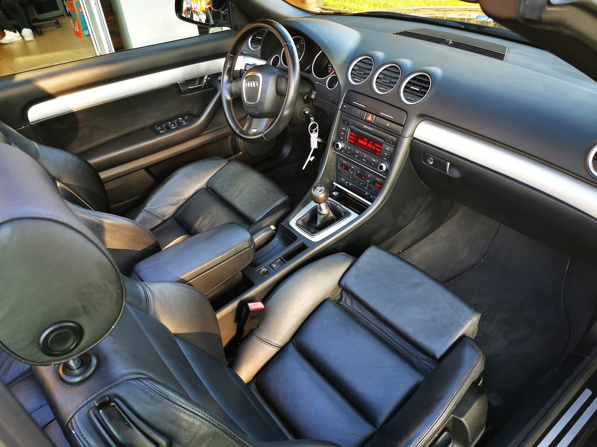 AUDI A4 Cabriolet 2.0T FSI-image-9
