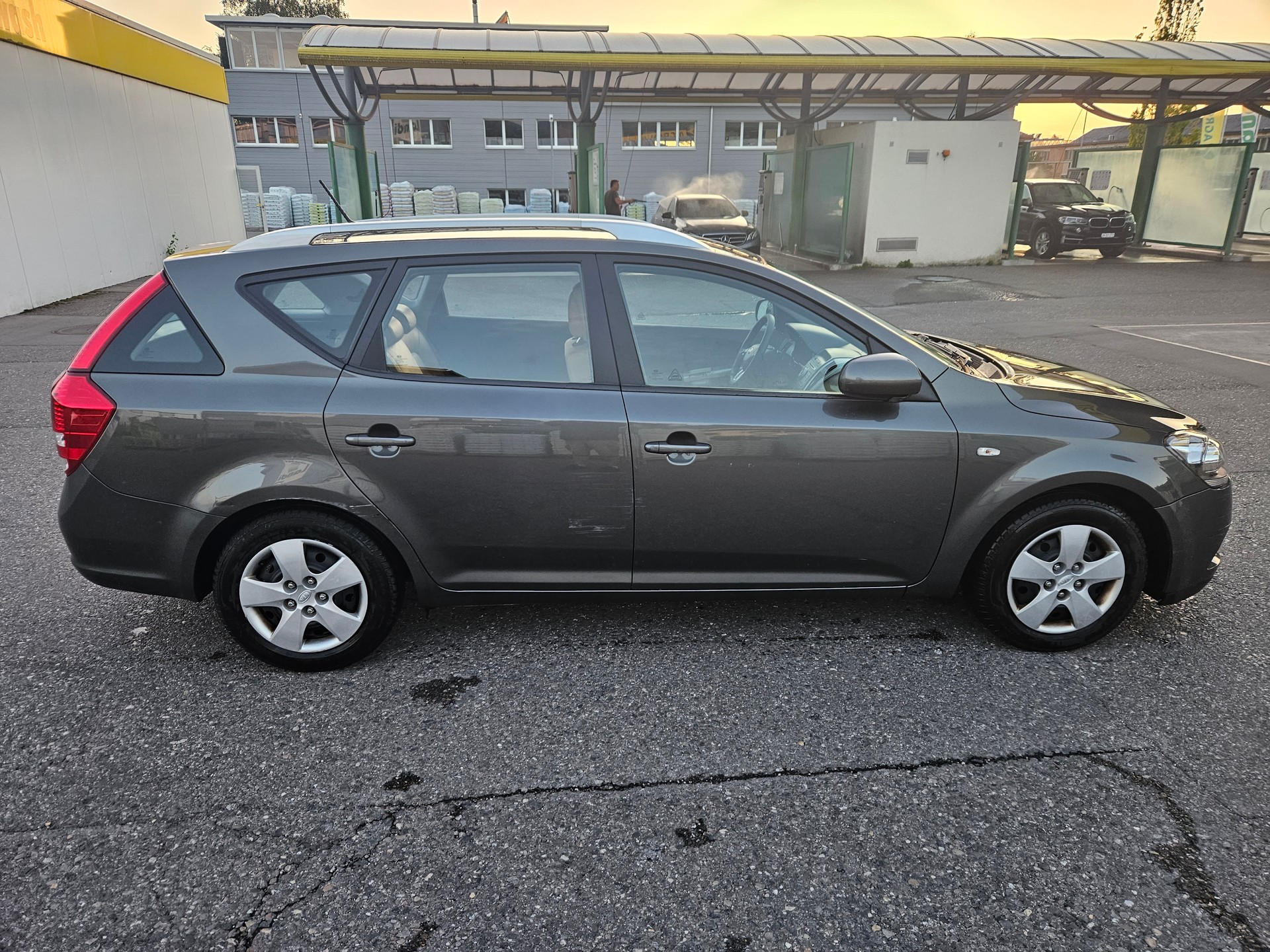 KIA Ceed Sporty Wagon 1.6 16V Classic-image-3