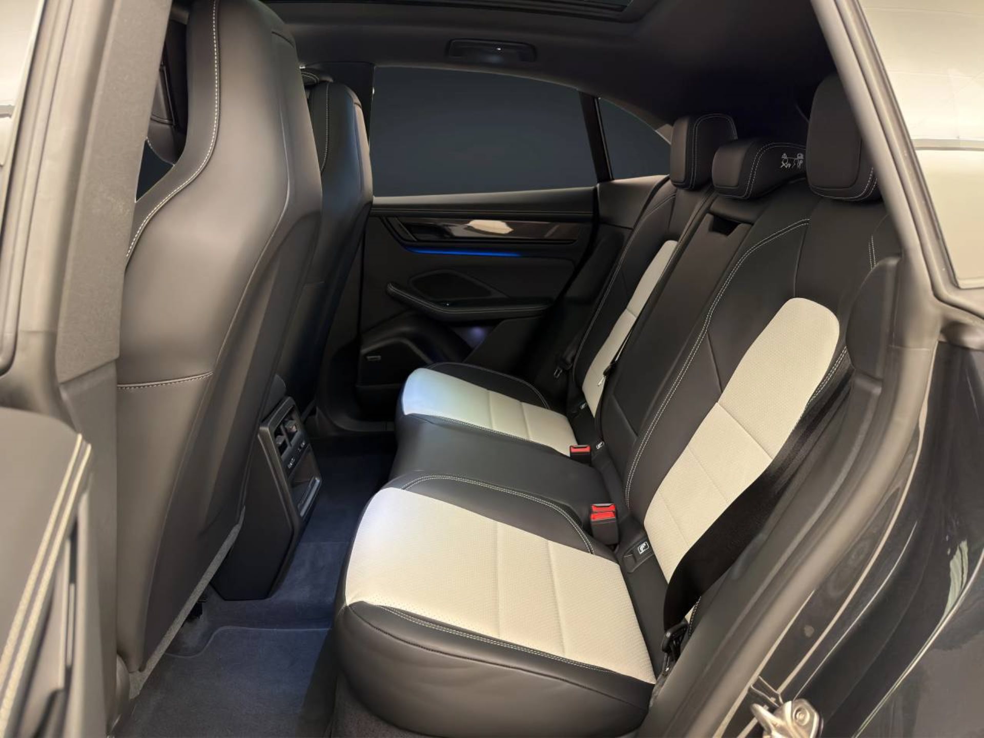 PORSCHE Macan 4-image-14