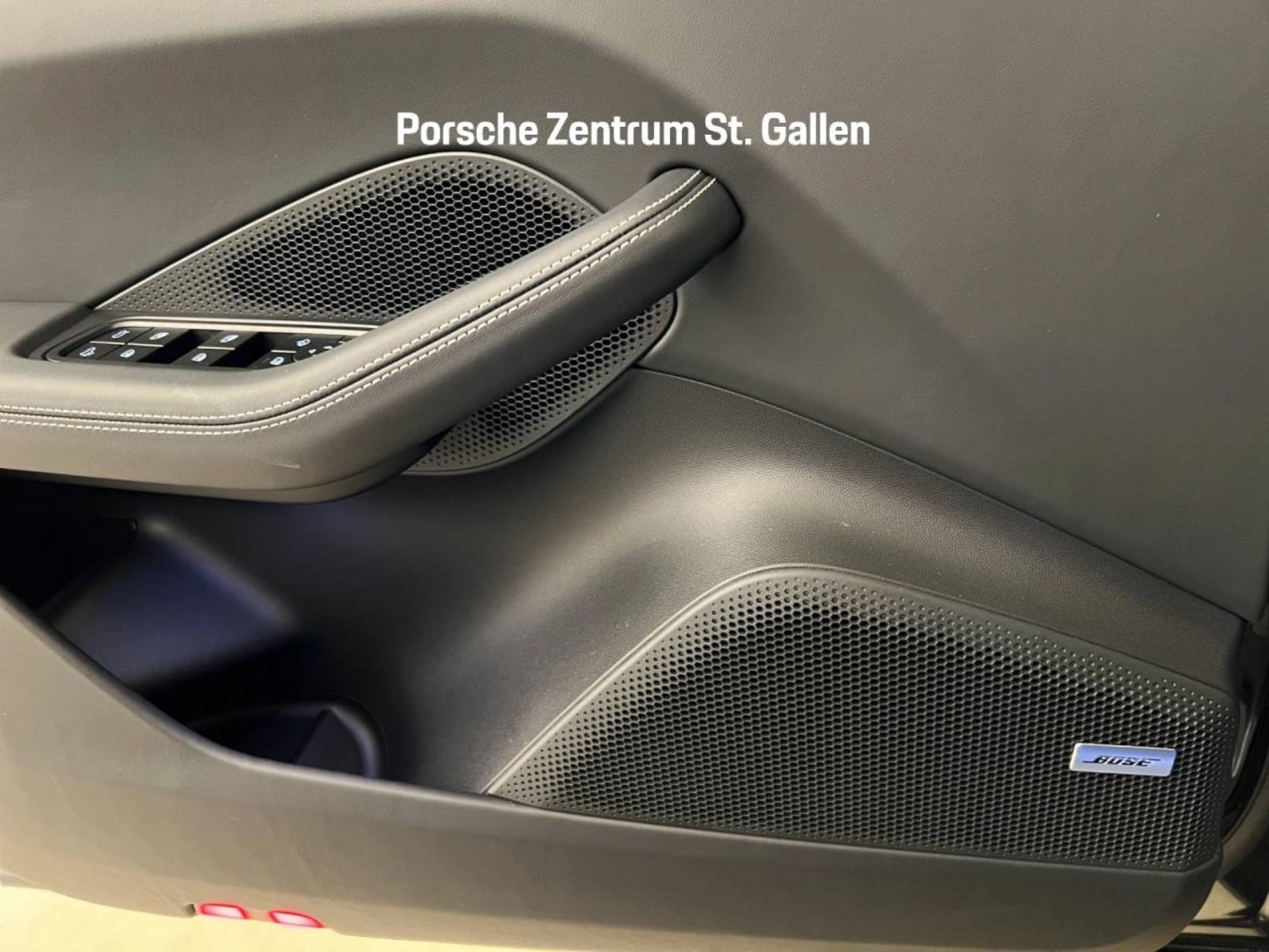 PORSCHE Macan 4-image-13