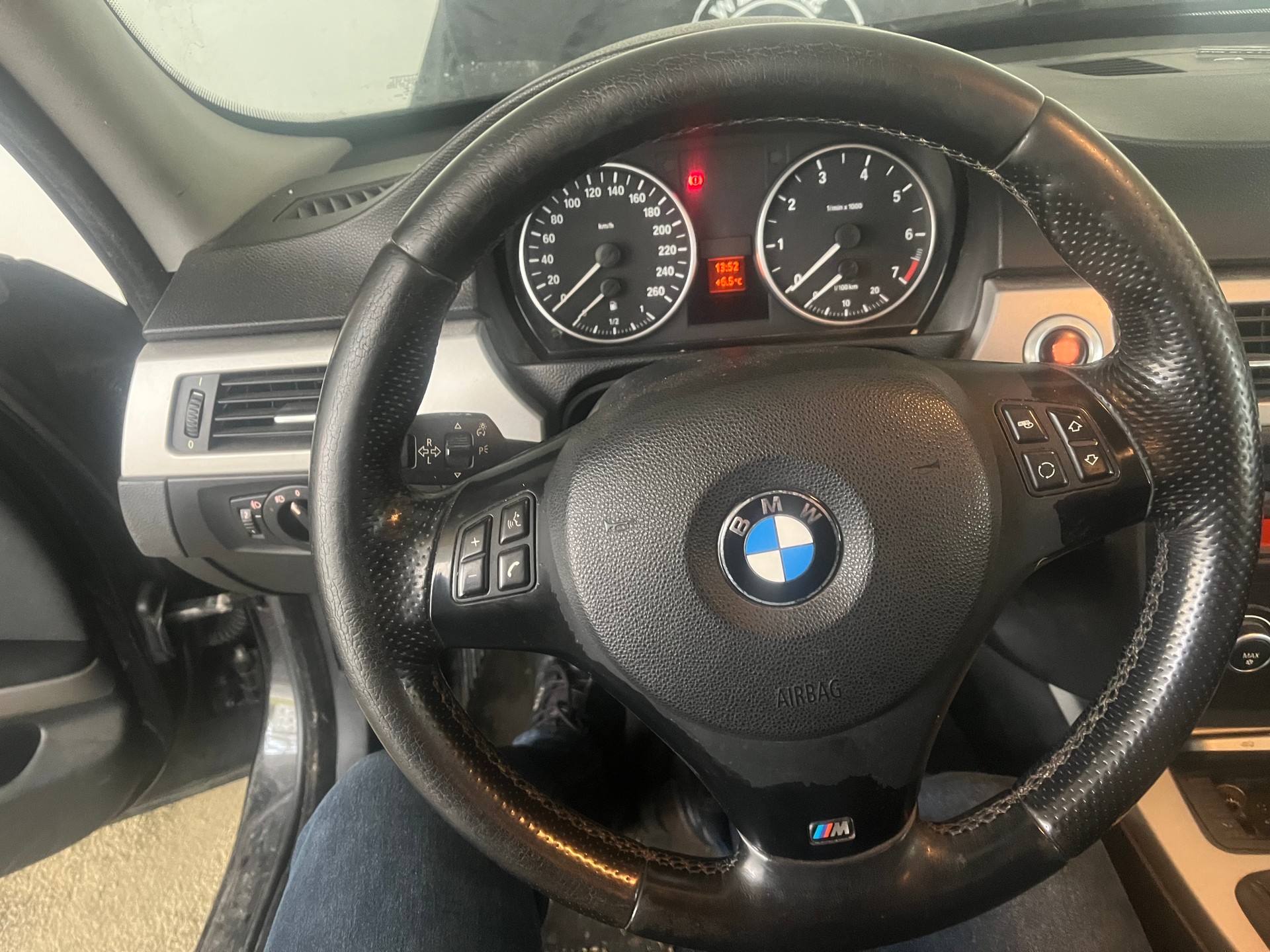 BMW 320i Touring-image-12