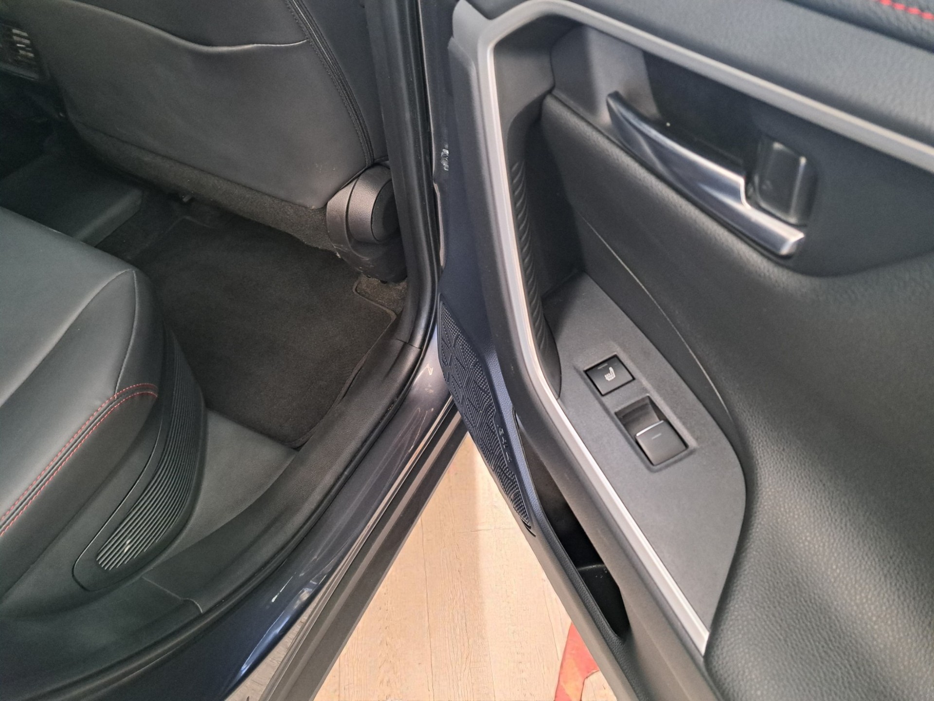 TOYOTA RAV-4 2.5 PHEV Premium e-CVT 4WD-image-6