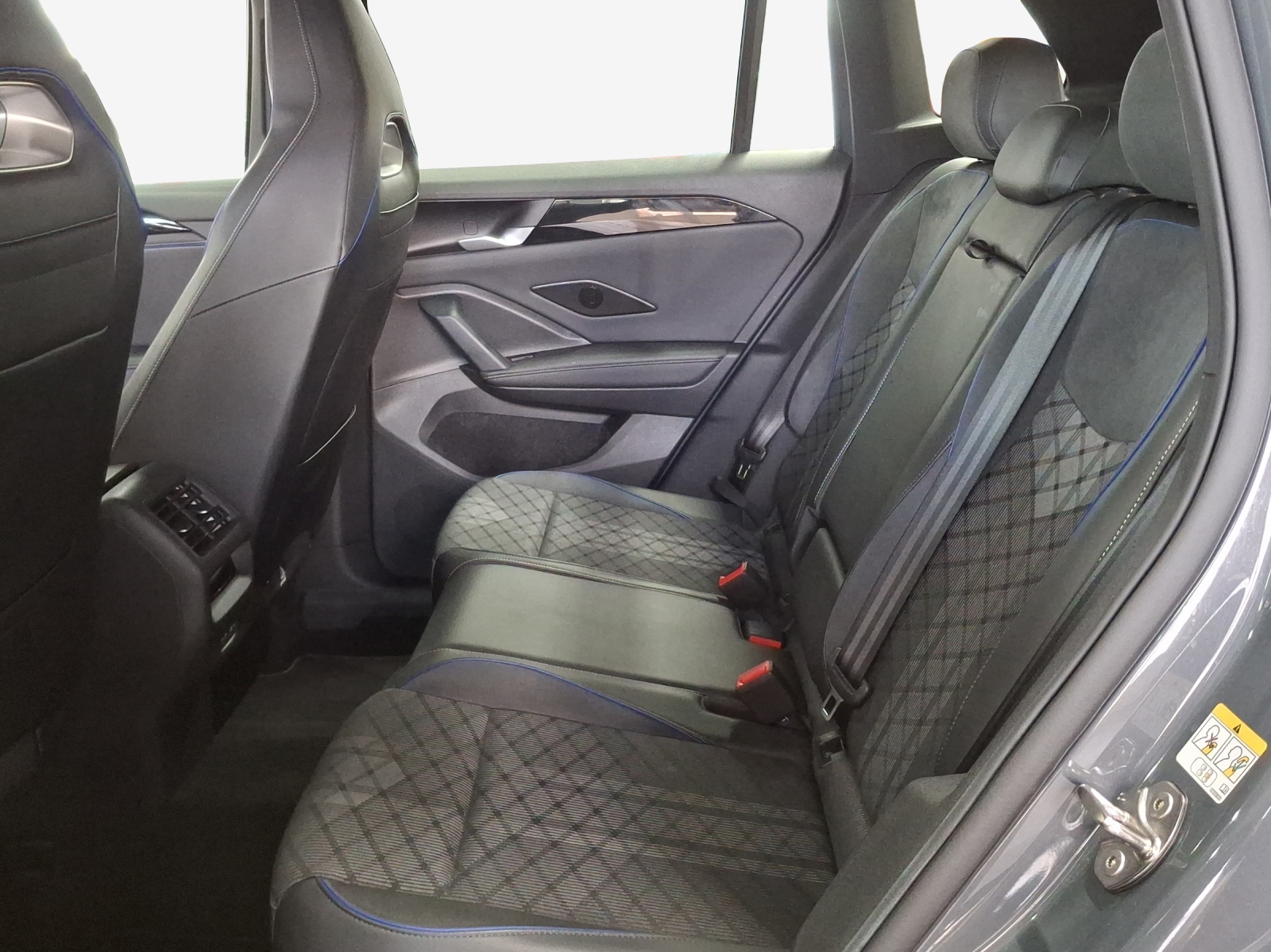 VW Tiguan 2.0 TDI SCR R-Line 4Motion DSG-image-11