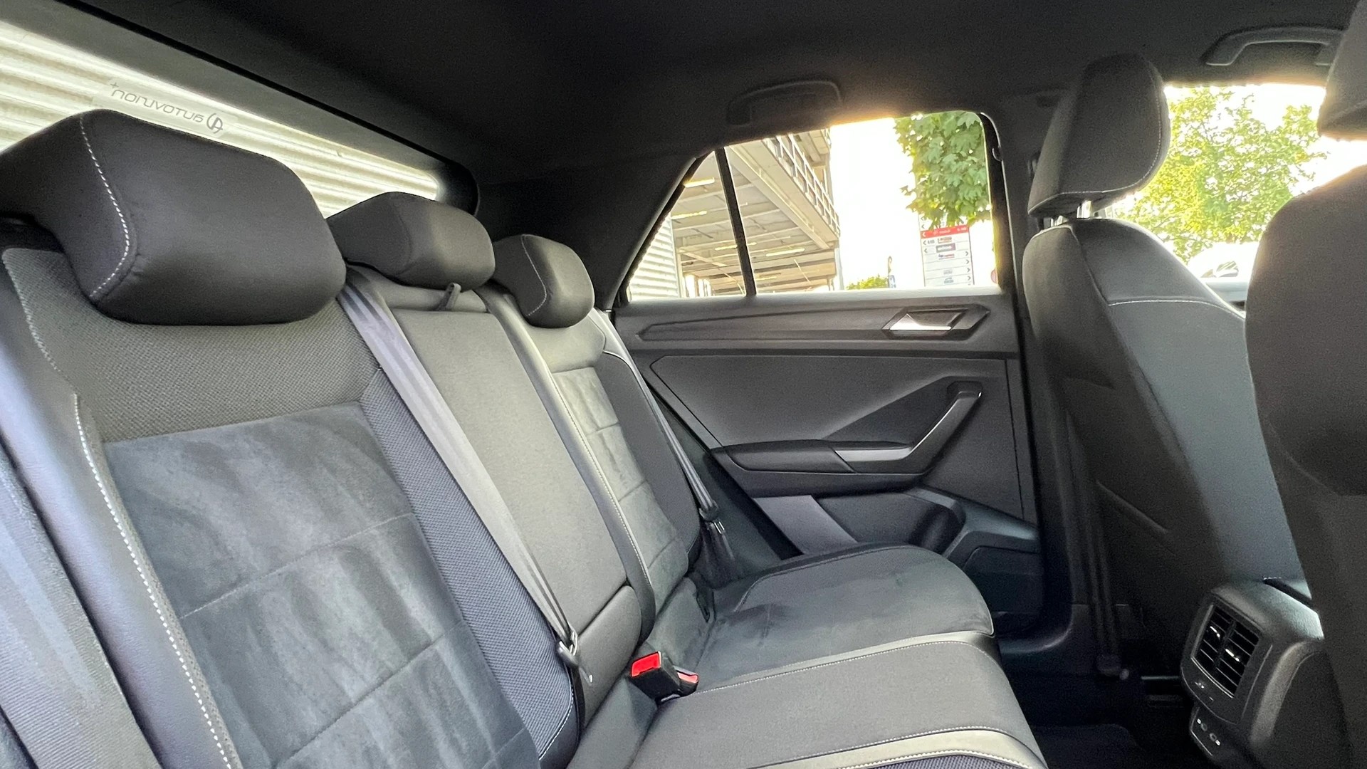 VW T-ROC 2.0 TSI R-LINE DSG 4MOTION l 190 PS-image-29