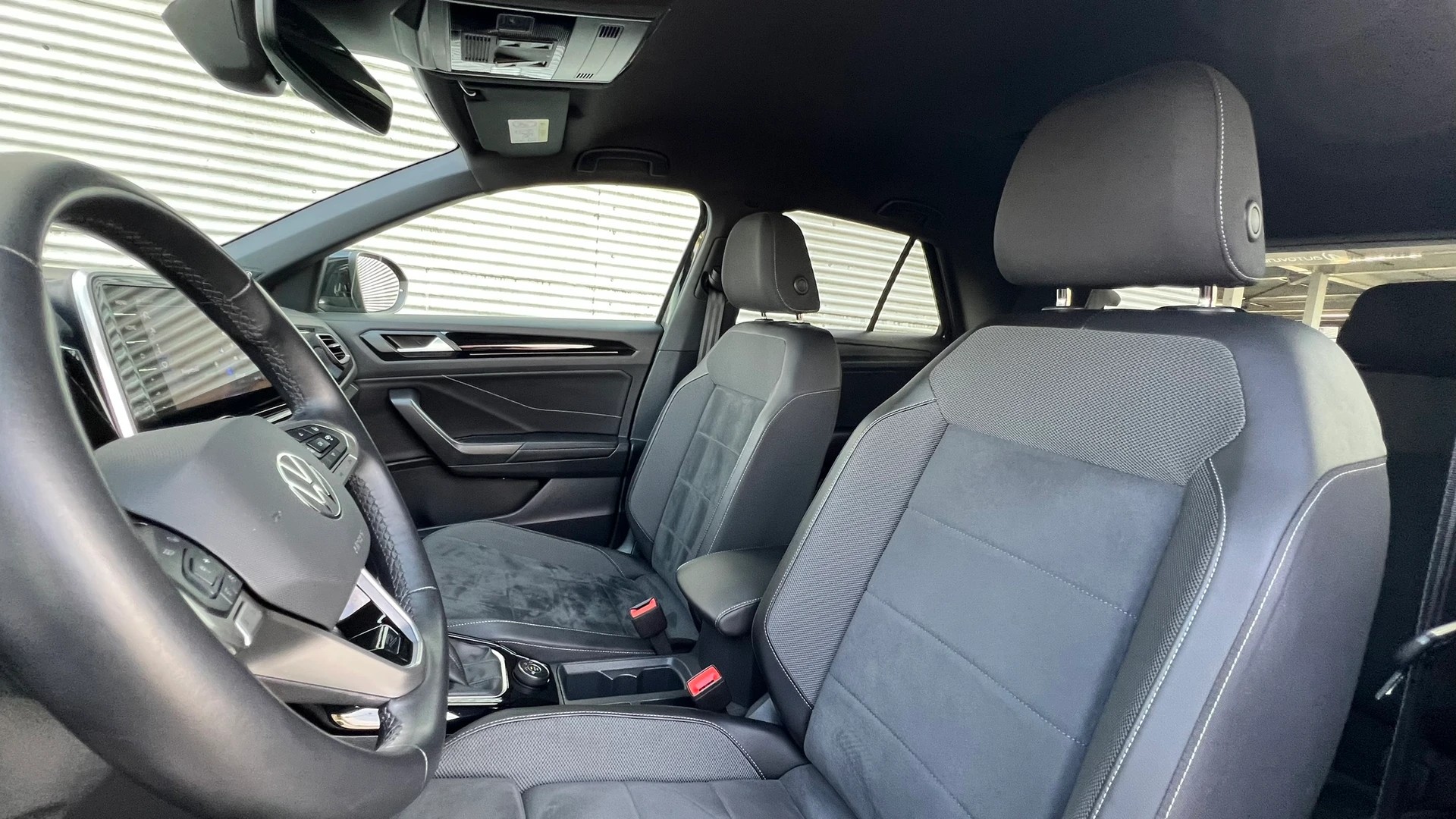 VW T-ROC 2.0 TSI R-LINE DSG 4MOTION l 190 PS-image-27