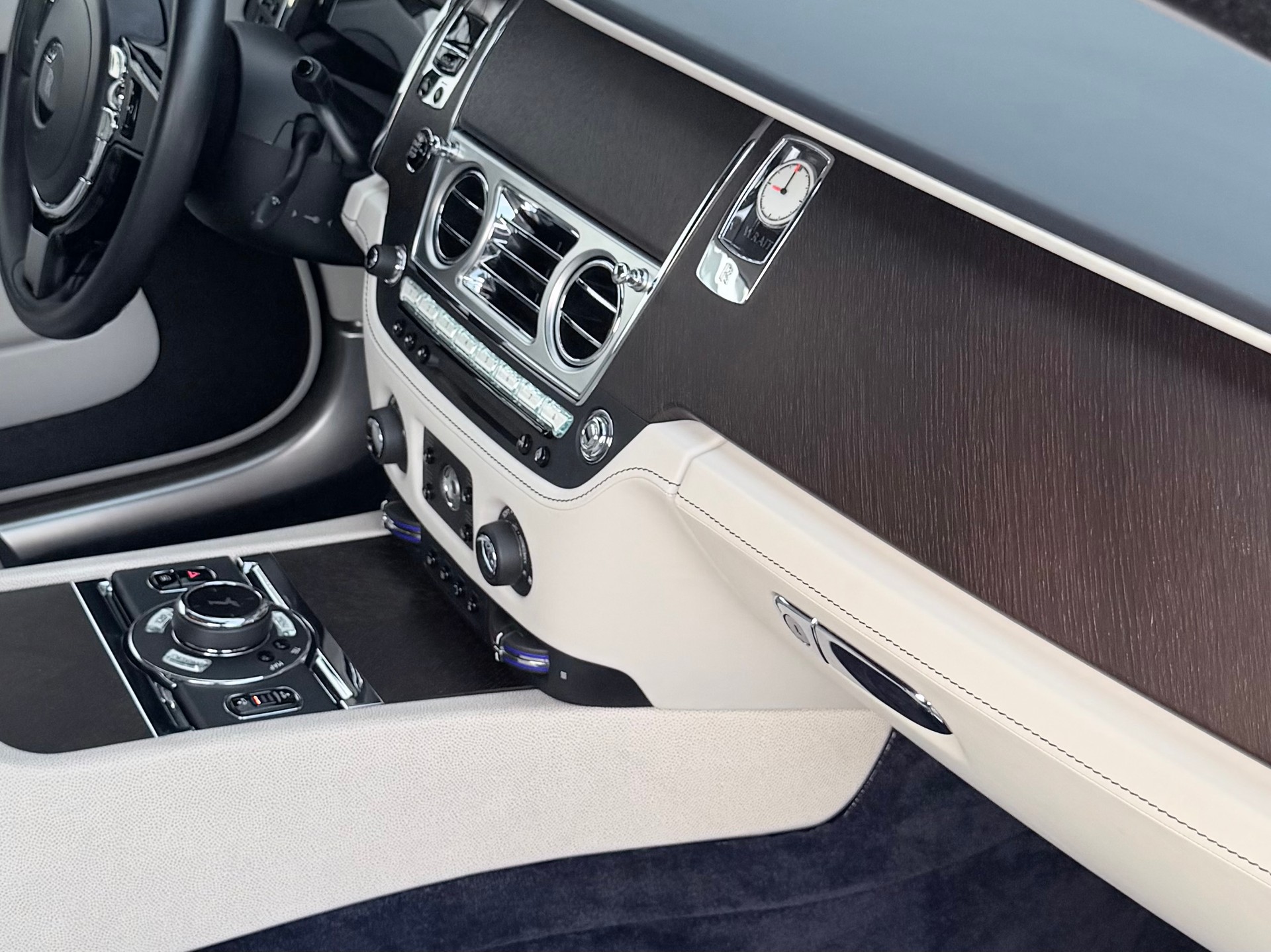 ROLLS-ROYCE Wraith 6.6 V12 Goodwood Bespoke-image-11