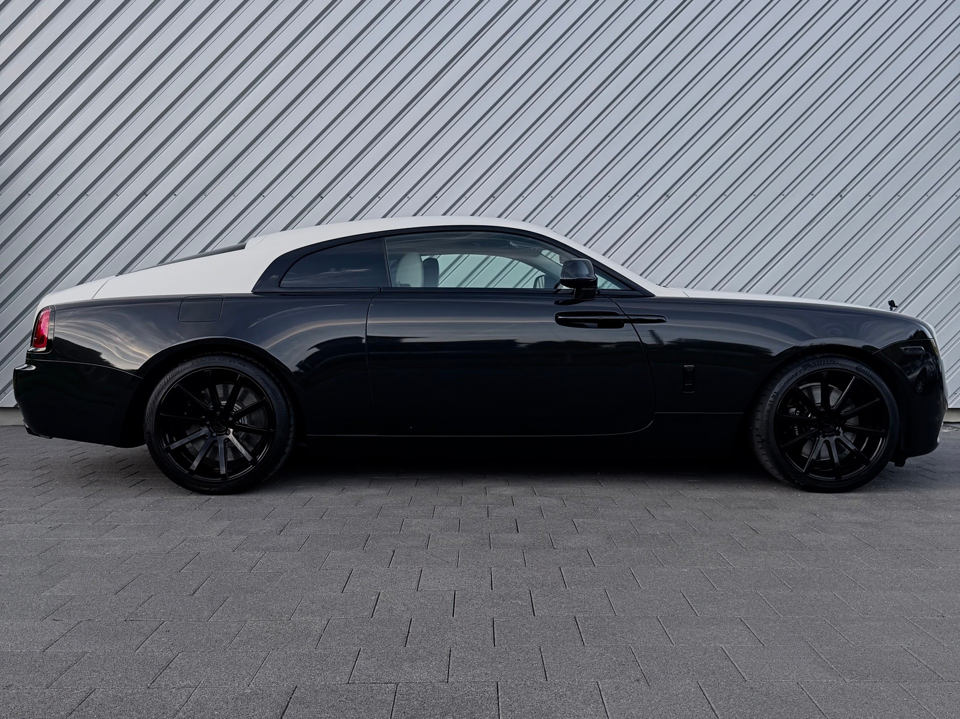 ROLLS-ROYCE Wraith 6.6 V12 Goodwood Bespoke-showroom-element-2