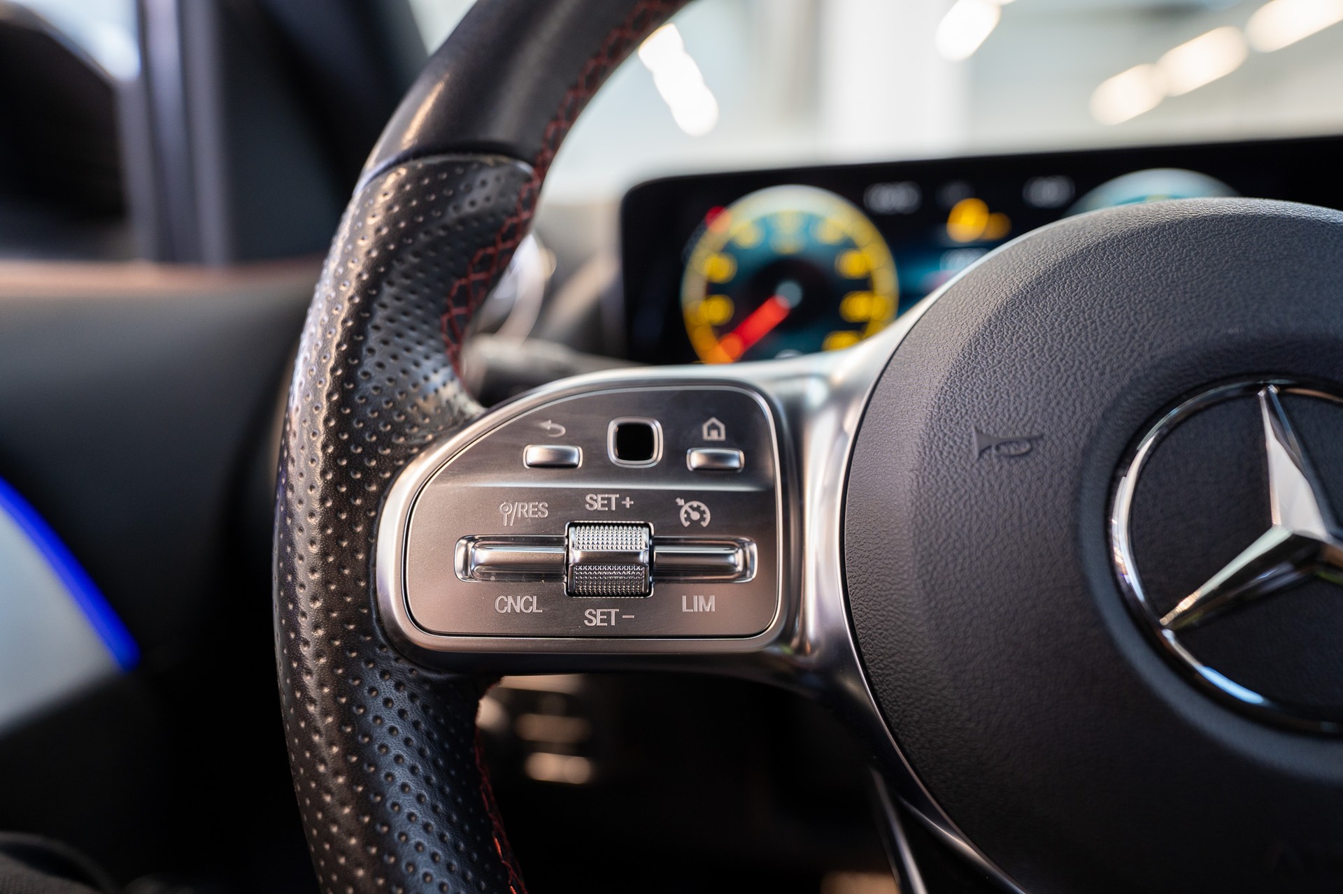 MERCEDES-BENZ GLA 200 AMG Line 4matic / Ambiente-beleuchtung / Navi / Rückfahrkamera-image-22