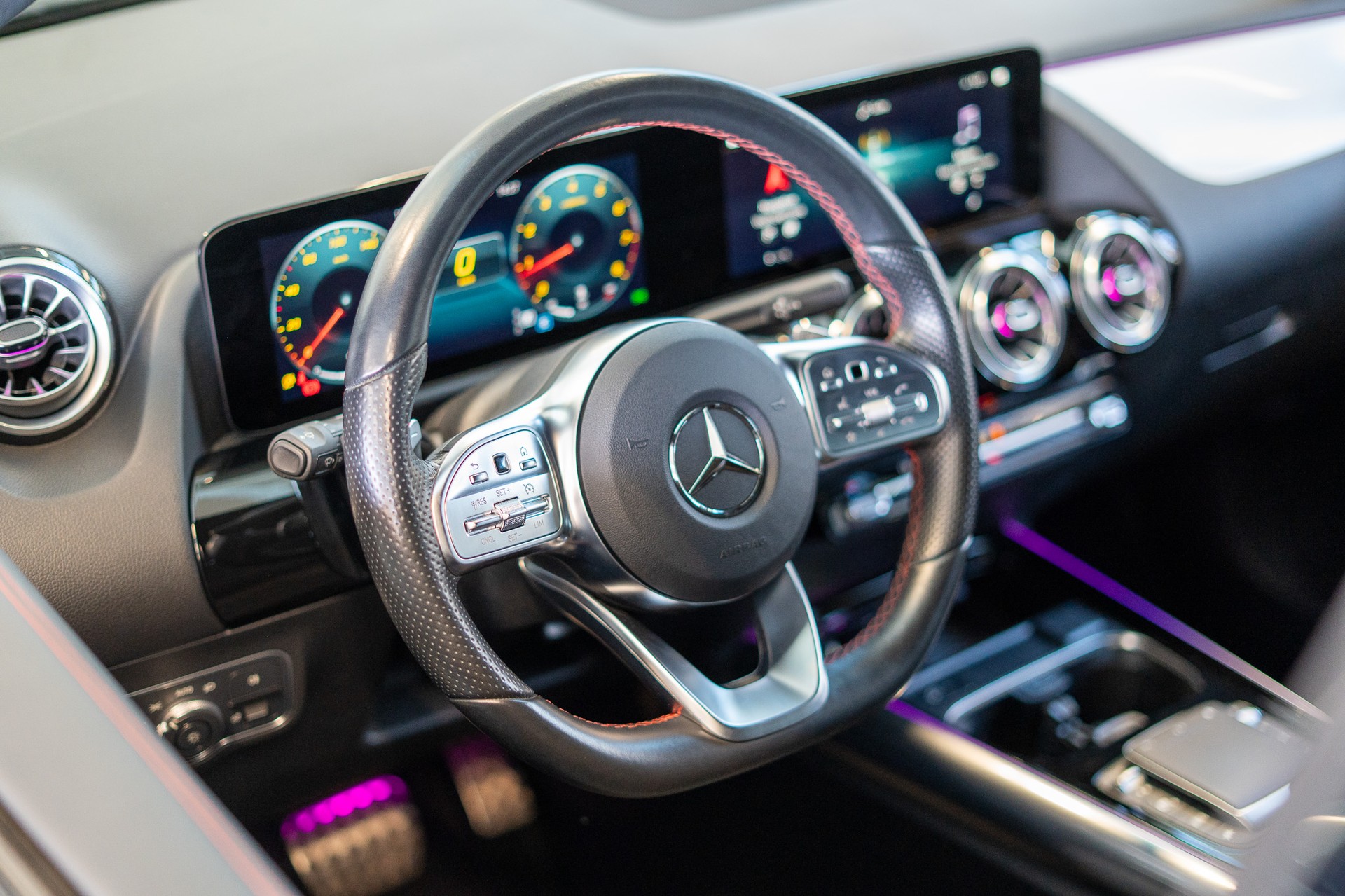 MERCEDES-BENZ GLA 200 AMG Line 4matic / Ambiente-beleuchtung / Navi / Rückfahrkamera-image-9