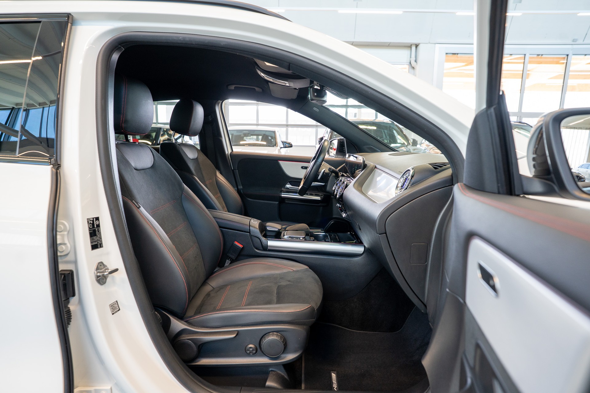 MERCEDES-BENZ GLA 200 AMG Line 4matic / Ambiente-beleuchtung / Navi / Rückfahrkamera-image-14