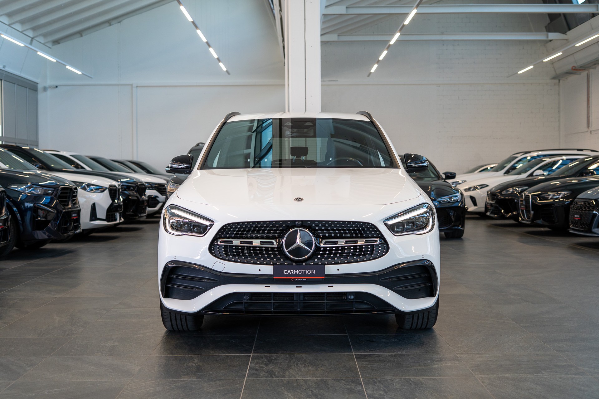 MERCEDES-BENZ GLA 200 AMG Line 4matic / Ambiente-beleuchtung / Navi / Rückfahrkamera-image-1