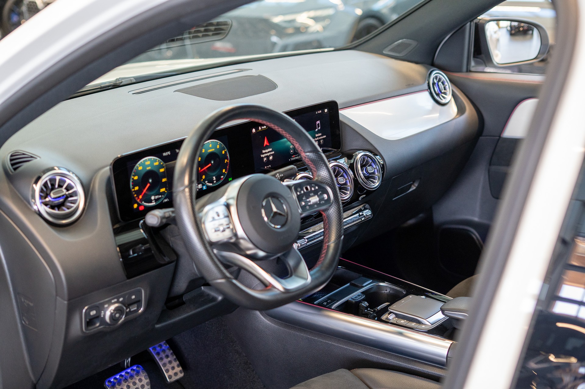 MERCEDES-BENZ GLA 200 AMG Line 4matic / Ambiente-beleuchtung / Navi / Rückfahrkamera-image-10