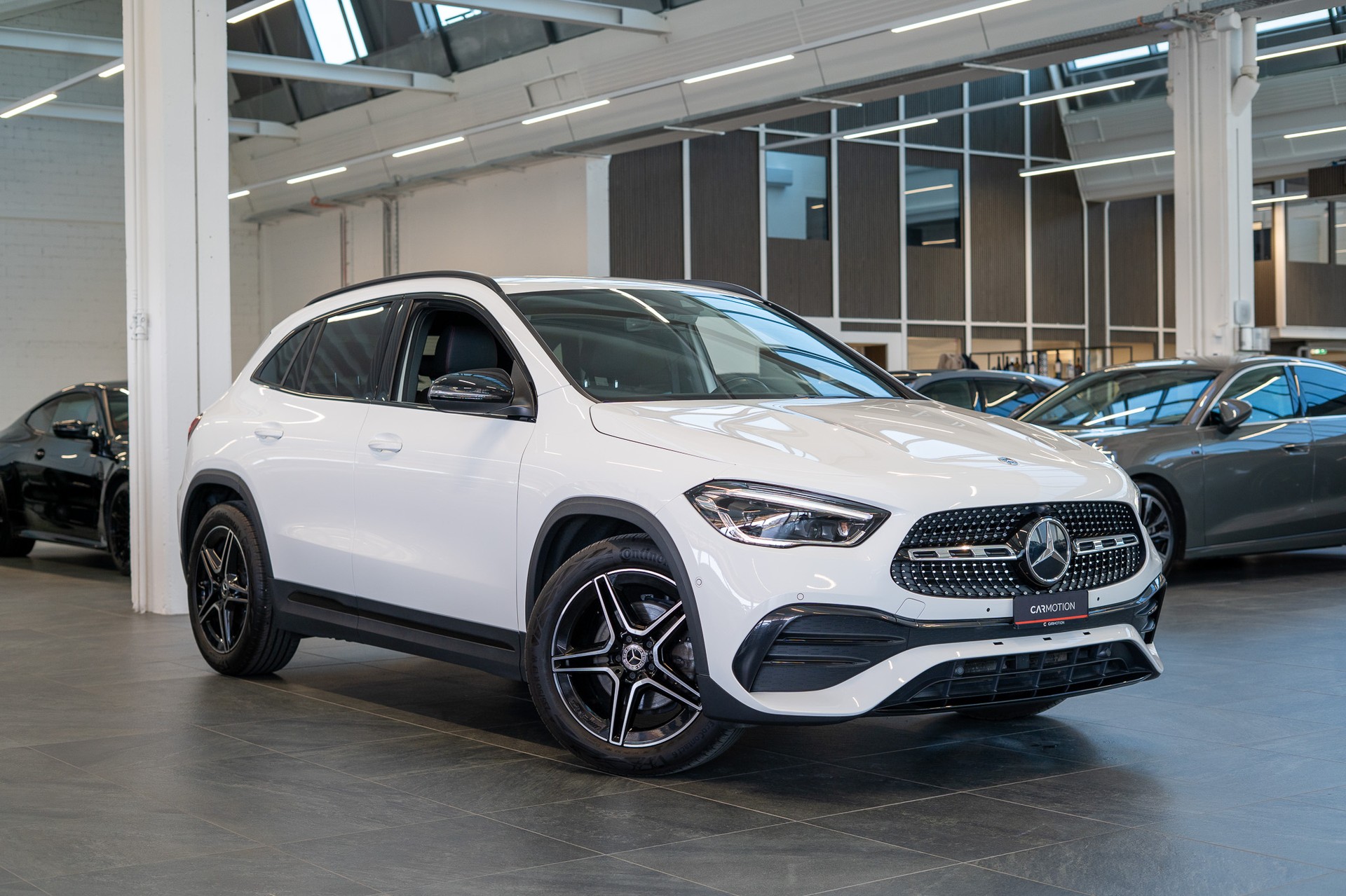 MERCEDES-BENZ GLA 200 AMG Line 4matic / Ambiente-beleuchtung / Navi / Rückfahrkamera-image-2