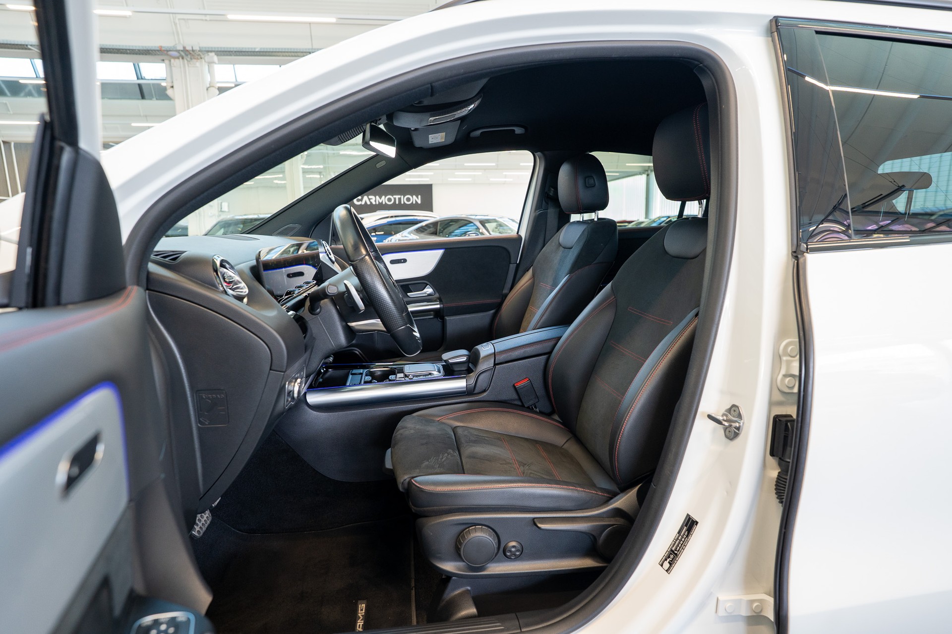 MERCEDES-BENZ GLA 200 AMG Line 4matic / Ambiente-beleuchtung / Navi / Rückfahrkamera-image-11