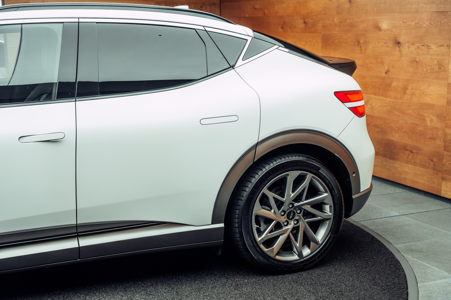 GENESIS GV60 77.4 kWh Sport AWD-image-18
