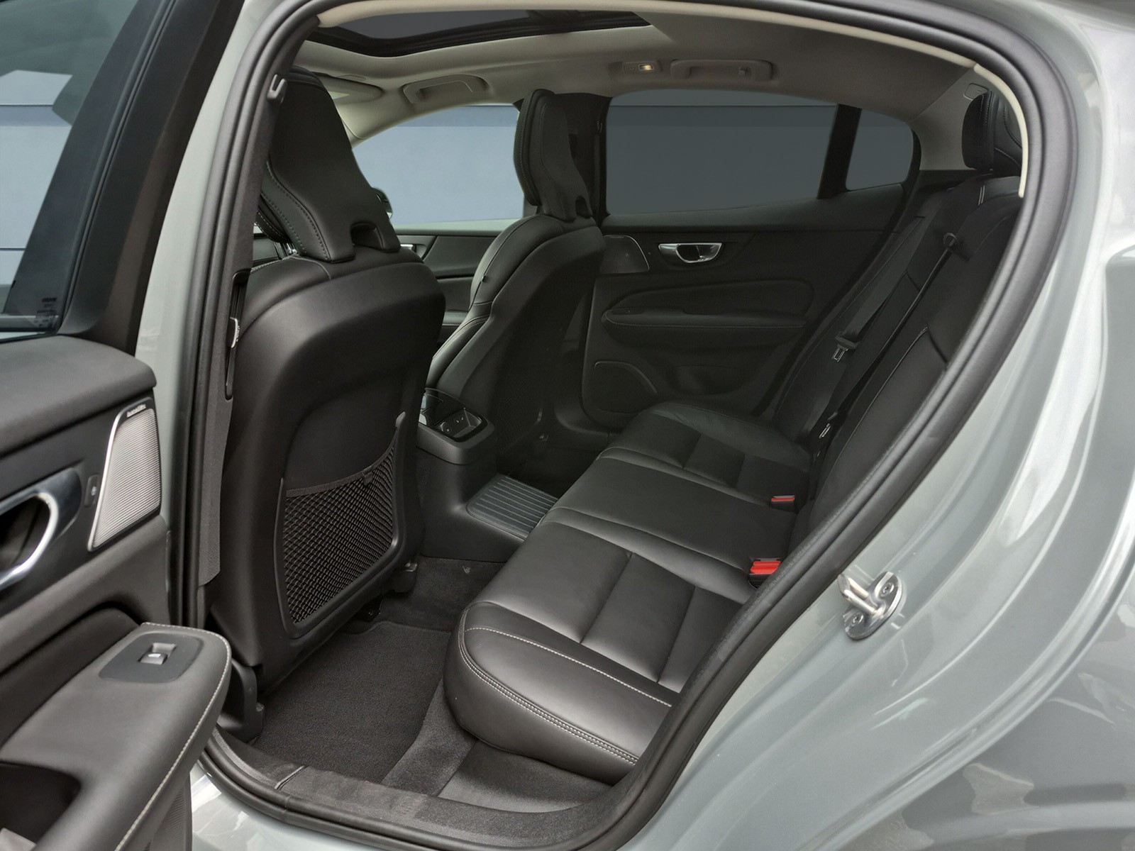 VOLVO S60 2.0 T8 TE Ultimate Dark eAWD-image-14