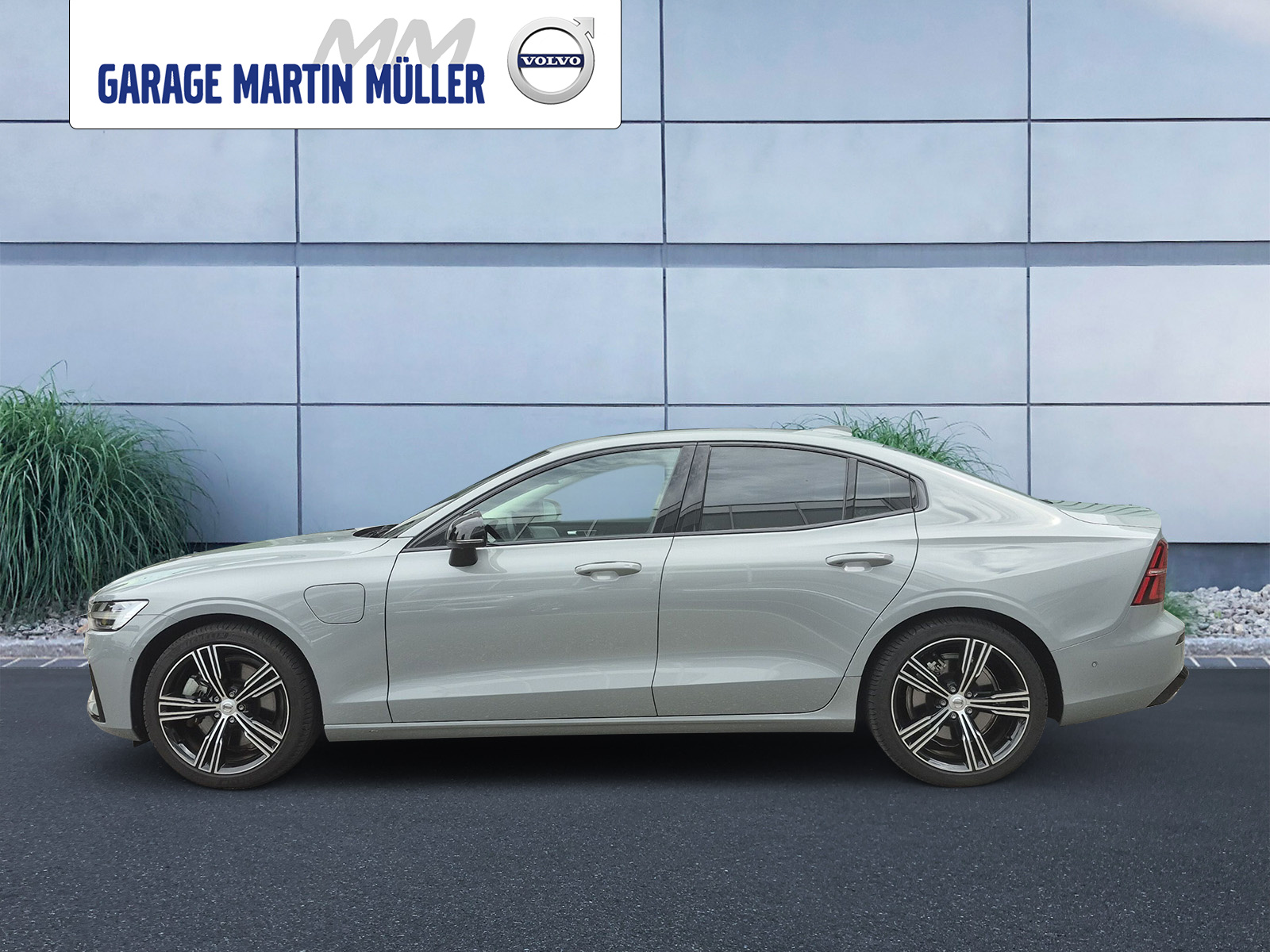 VOLVO S60 2.0 T8 TE Ultimate Dark eAWD-showroom-element-1