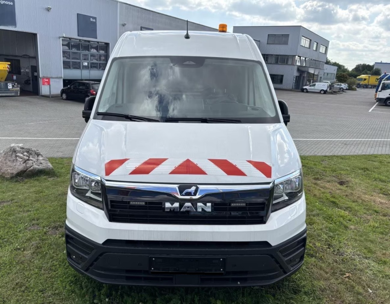 MAN TGE 5.160 L3H3 3.5t mit Standheizung und AHK-showroom-element-1