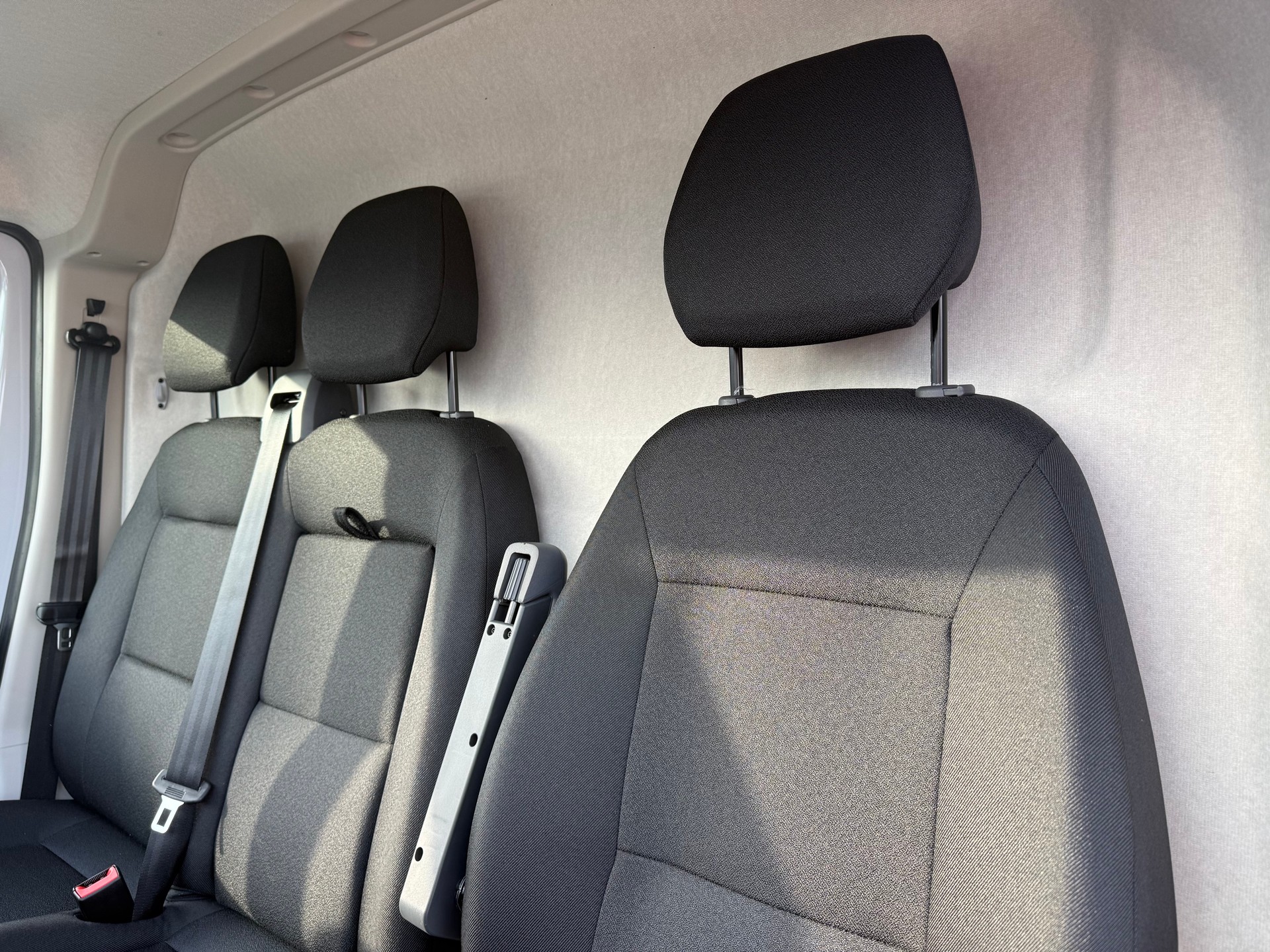 PEUGEOT Boxer 335 2.2 BlueHDI 140 L3H2 neues Interieur-image-3