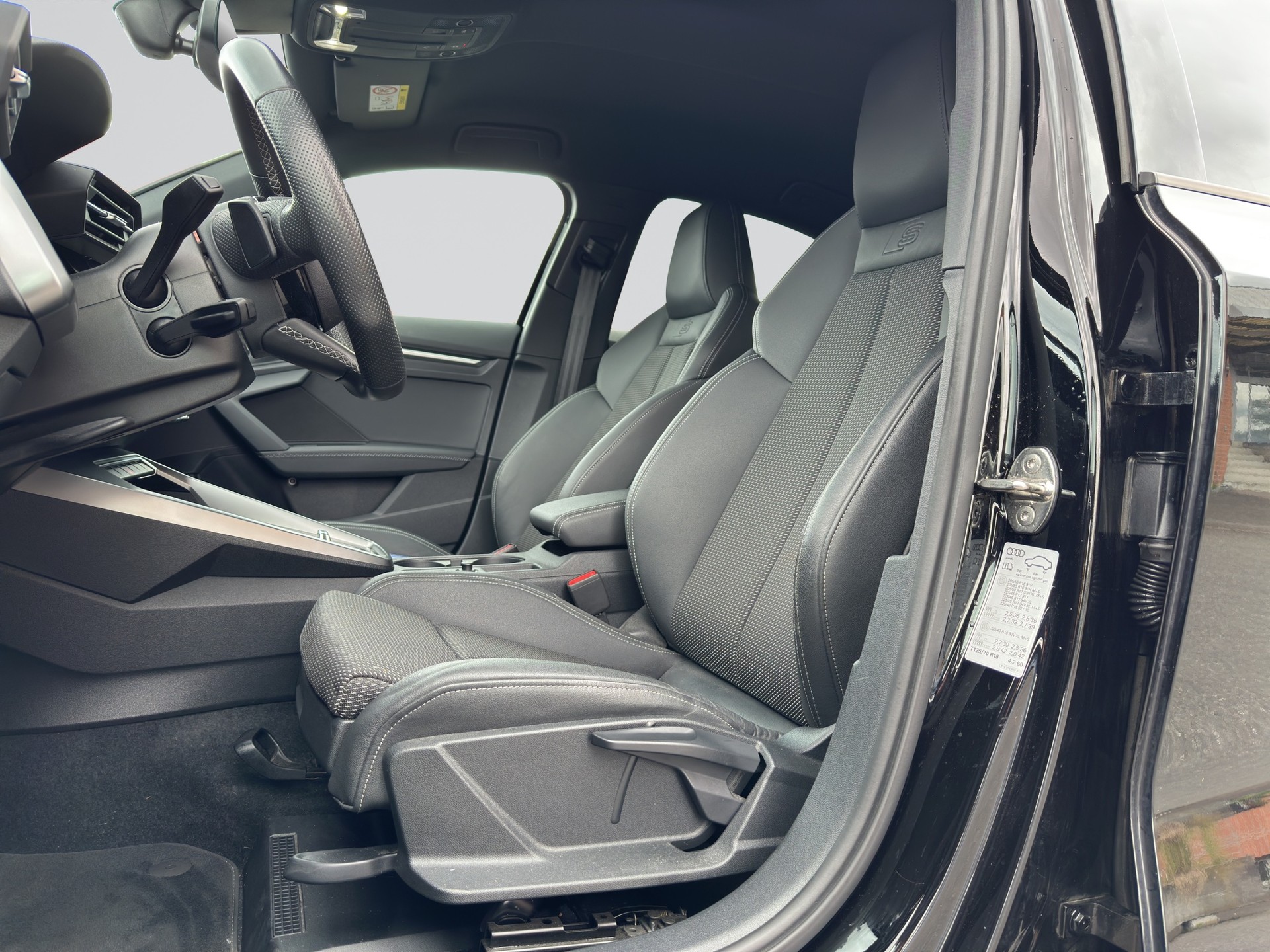 AUDI A3 Limousine 35 TFSI S-Line Schwarz Optik S-tronic-image-5