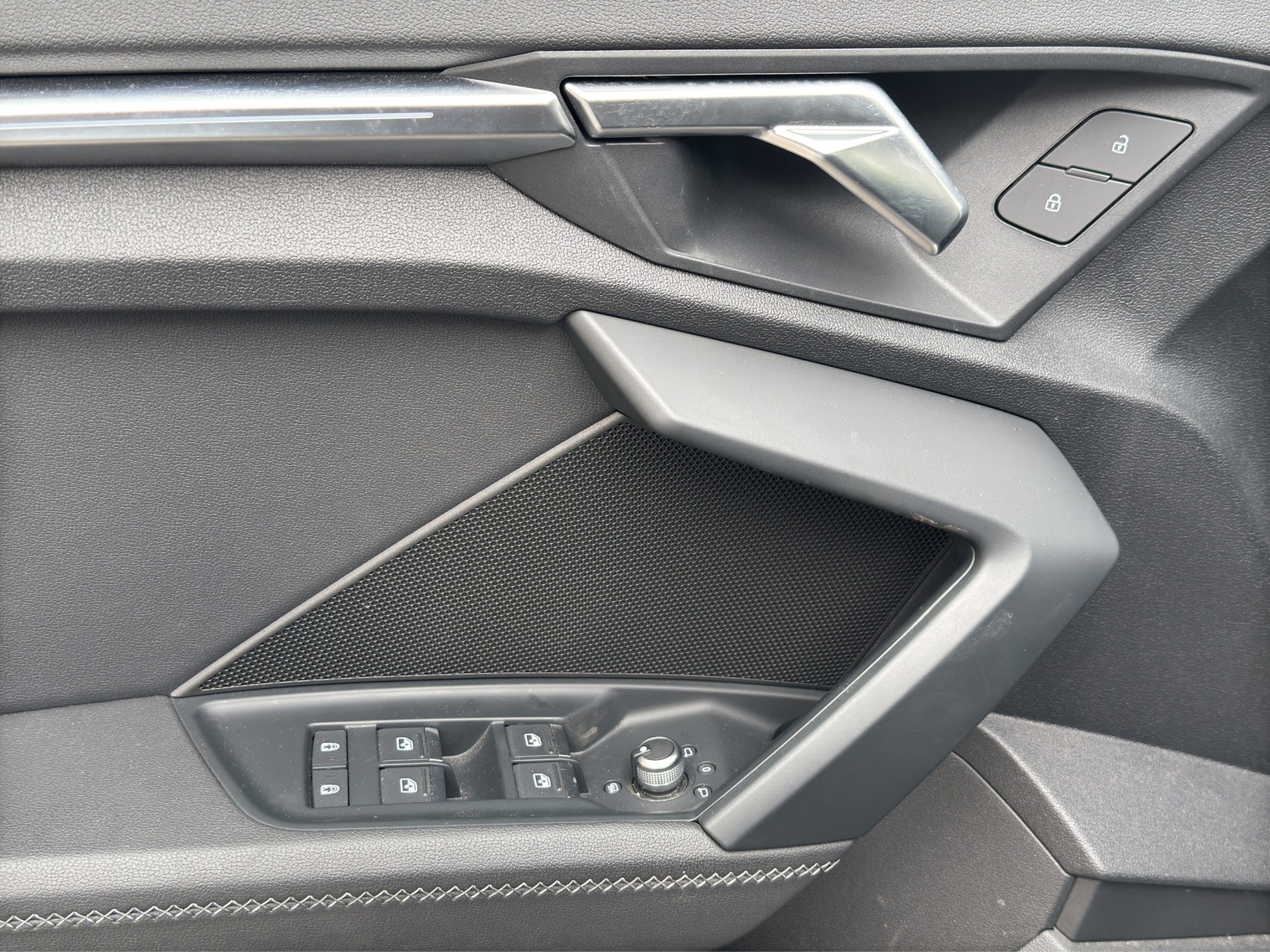 AUDI A3 Limousine 35 TFSI S-Line Schwarz Optik S-tronic-image-8