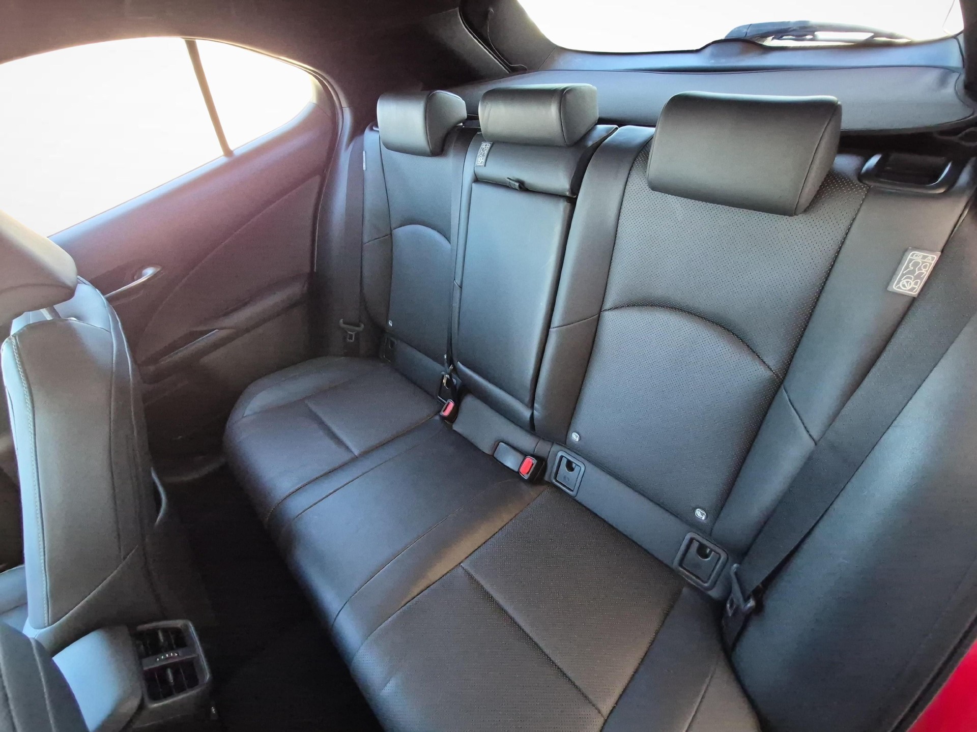 LEXUS UX 250h Comfort / Jetzt mit attraktivem 1.9% Leasing!-image-10