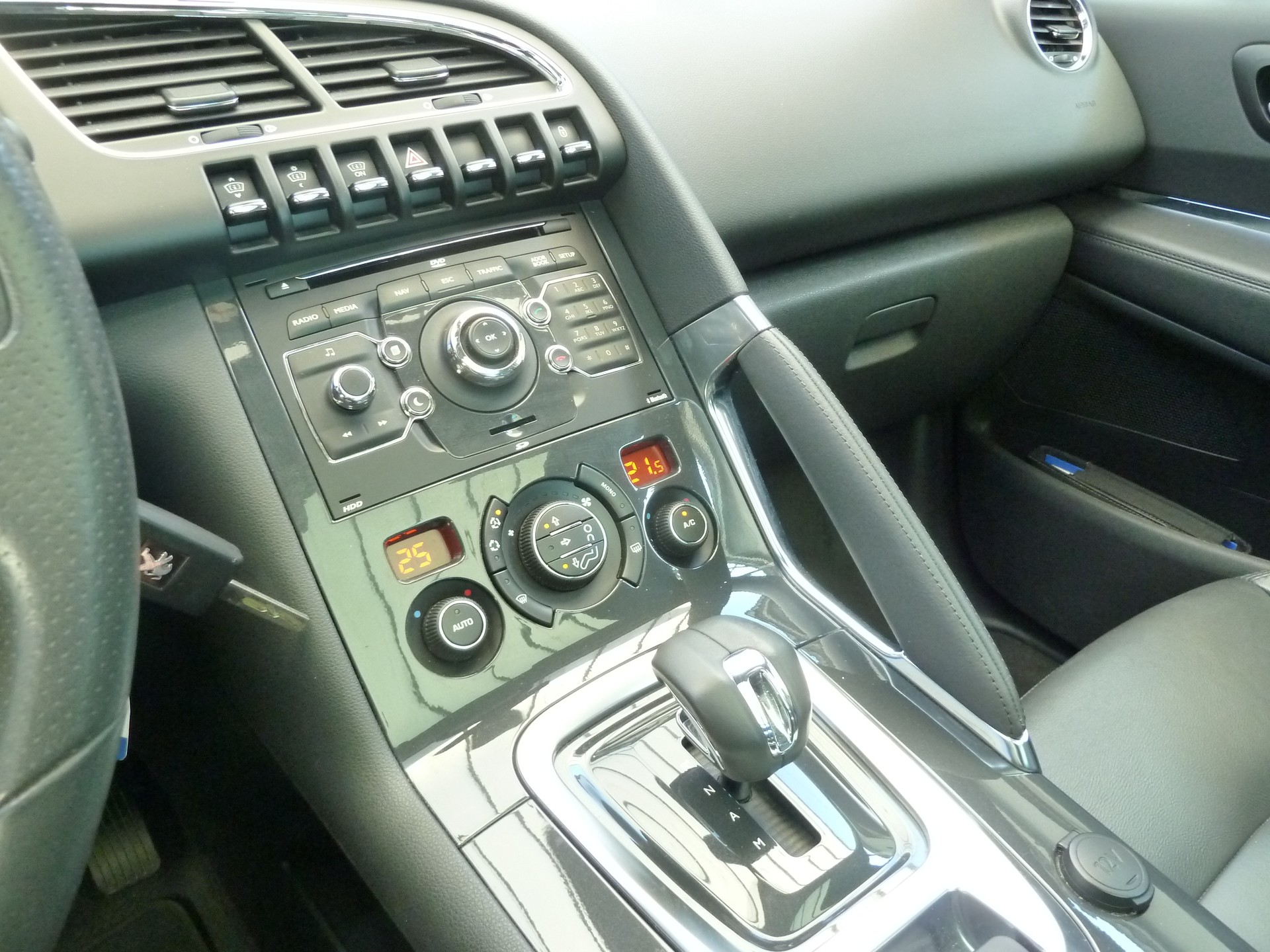 PEUGEOT 3008 HYbrid4 2.0 HDI EGS6-image-14